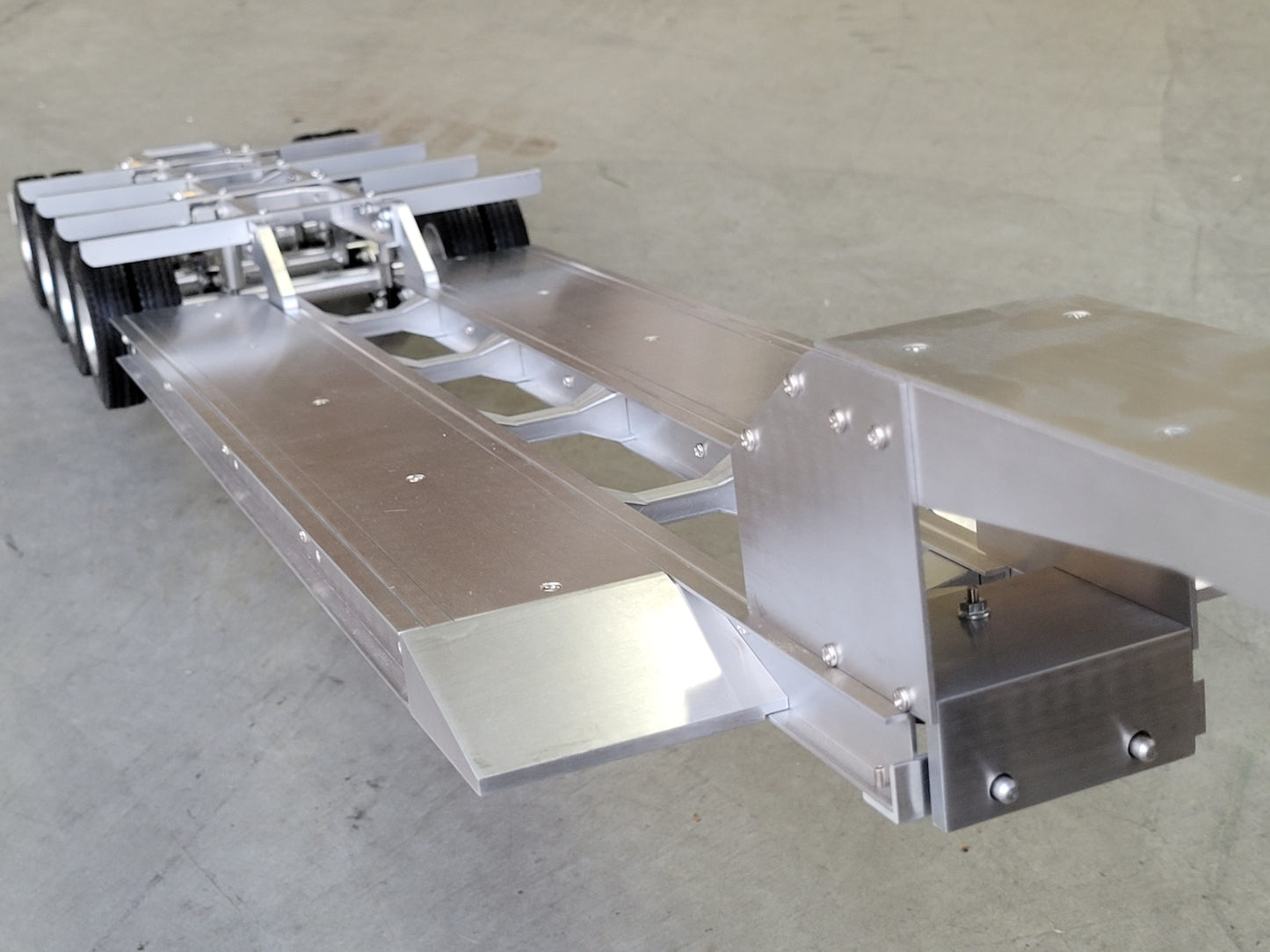 Aluminum Toy Goose Neck 4-Axles Flatbed Lower Deck Trailer for Tamiya 1/14 King Grand Knight Hauler Globeliner Cascadia Scania Aeromax  Arcos