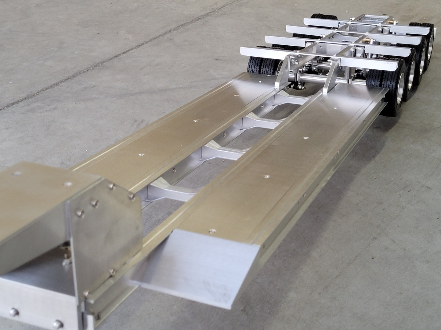 Aluminum Toy Goose Neck 4-Axles Flatbed Lower Deck Trailer for Tamiya 1/14 King Grand Knight Hauler Globeliner Cascadia Scania Aeromax  Arcos