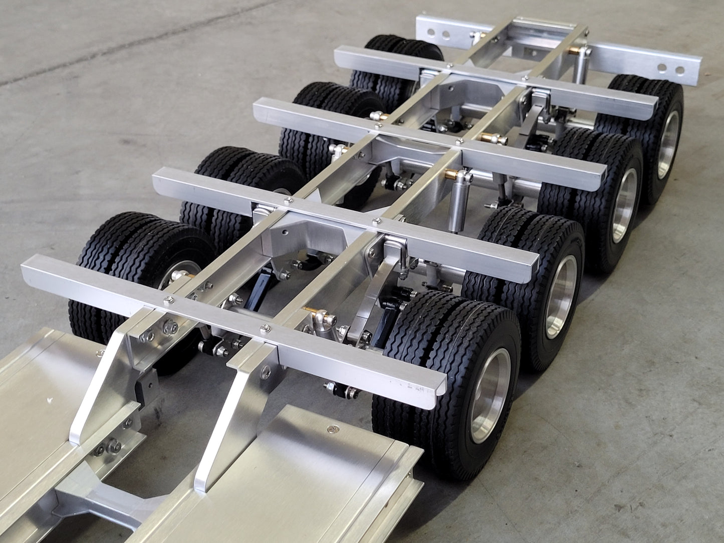 Aluminum Toy Goose Neck 4-Axles Flatbed Lower Deck Trailer for Tamiya 1/14 King Grand Knight Hauler Globeliner Cascadia Scania Aeromax  Arcos