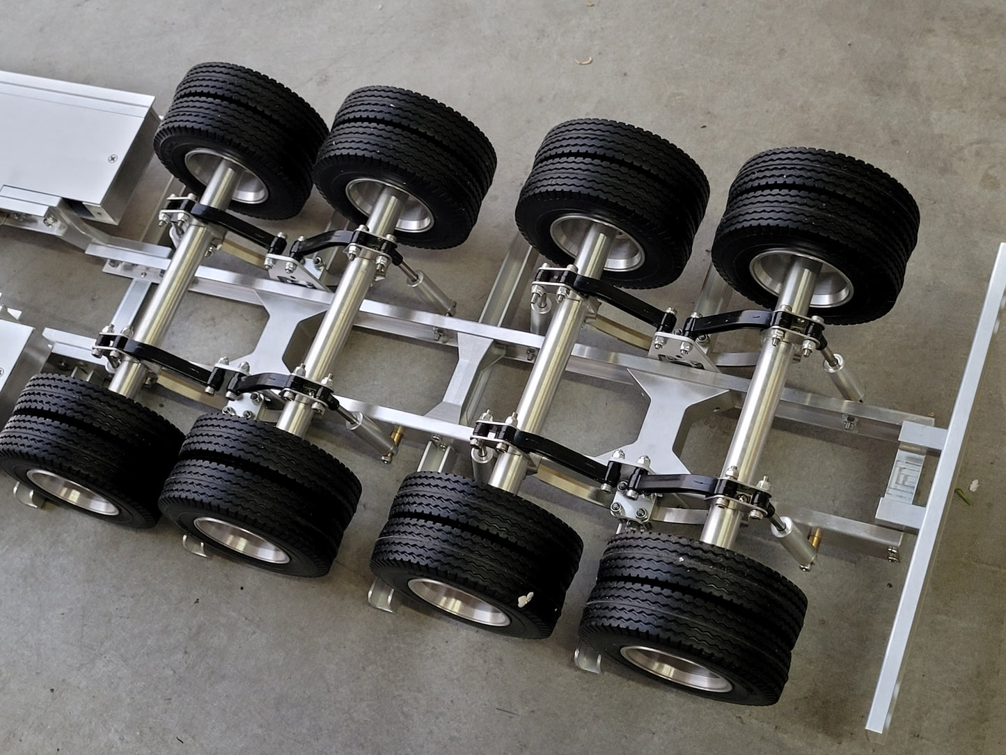 Aluminum Toy Goose Neck 4-Axles Flatbed Lower Deck Trailer for Tamiya 1/14 King Grand Knight Hauler Globeliner Cascadia Scania Aeromax  Arcos