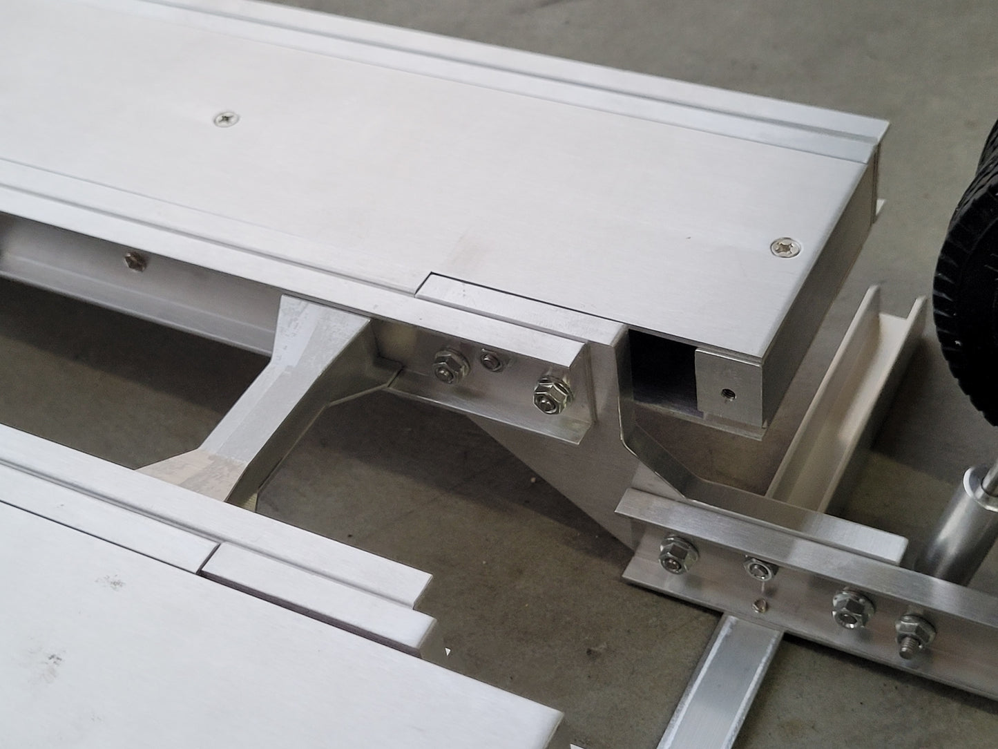 Aluminum Toy Goose Neck 4-Axles Flatbed Lower Deck Trailer for Tamiya 1/14 King Grand Knight Hauler Globeliner Cascadia Scania Aeromax  Arcos