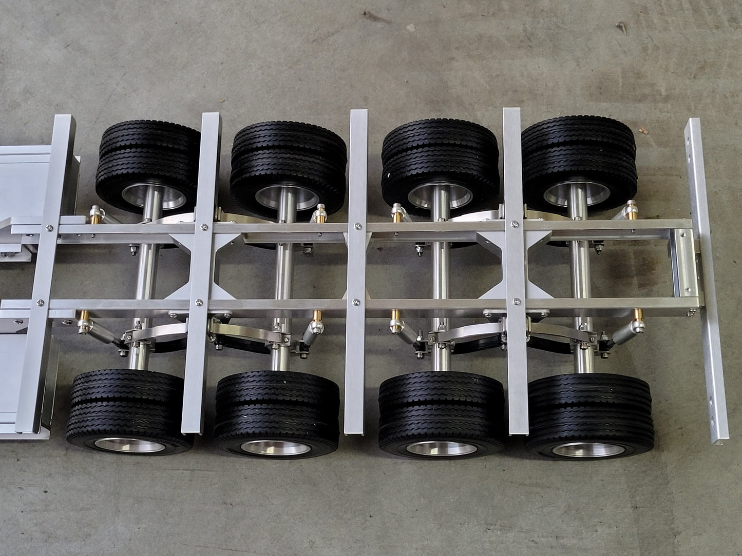 Aluminum Toy Goose Neck 4-Axles Flatbed Lower Deck Trailer for Tamiya 1/14 King Grand Knight Hauler Globeliner Cascadia Scania Aeromax  Arcos