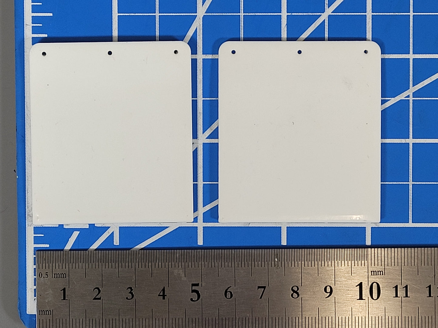Pair Toy Mud Flap Guard Mount Mounting Plate "KW" Kenworth Logo Print for Tamiya R/C 1/14 King Hauler Grand Hauler Knight Hauler Globeliner Cascadia Aeromax