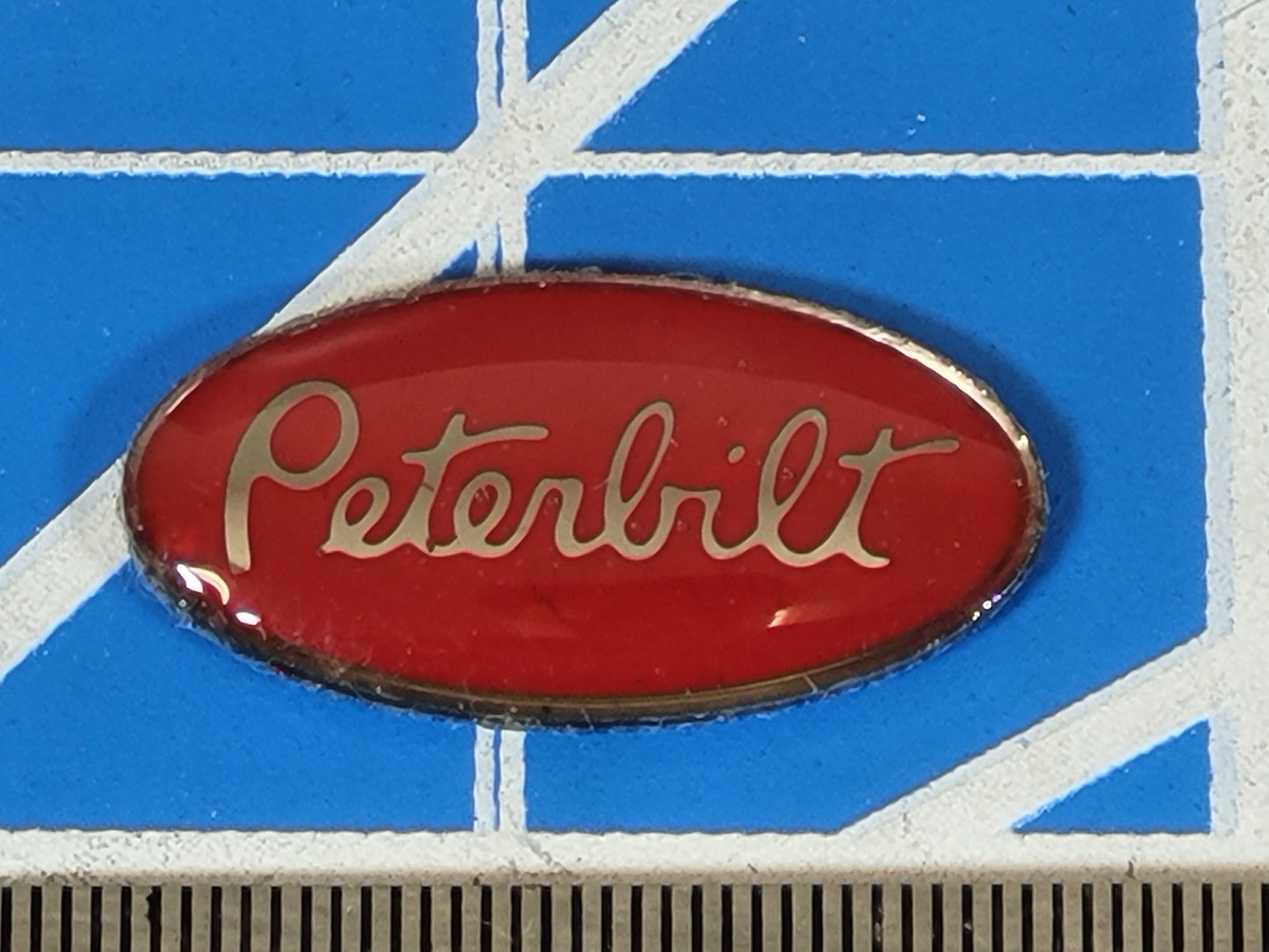 1pc 1.6cm 3D Oval Peterbilt Logo Emblem Sign for Tamiya Toy 1/14 King Hauler Grand Hauler Knight Hauler Cascadia Globeliner Aeromax Semi Truck