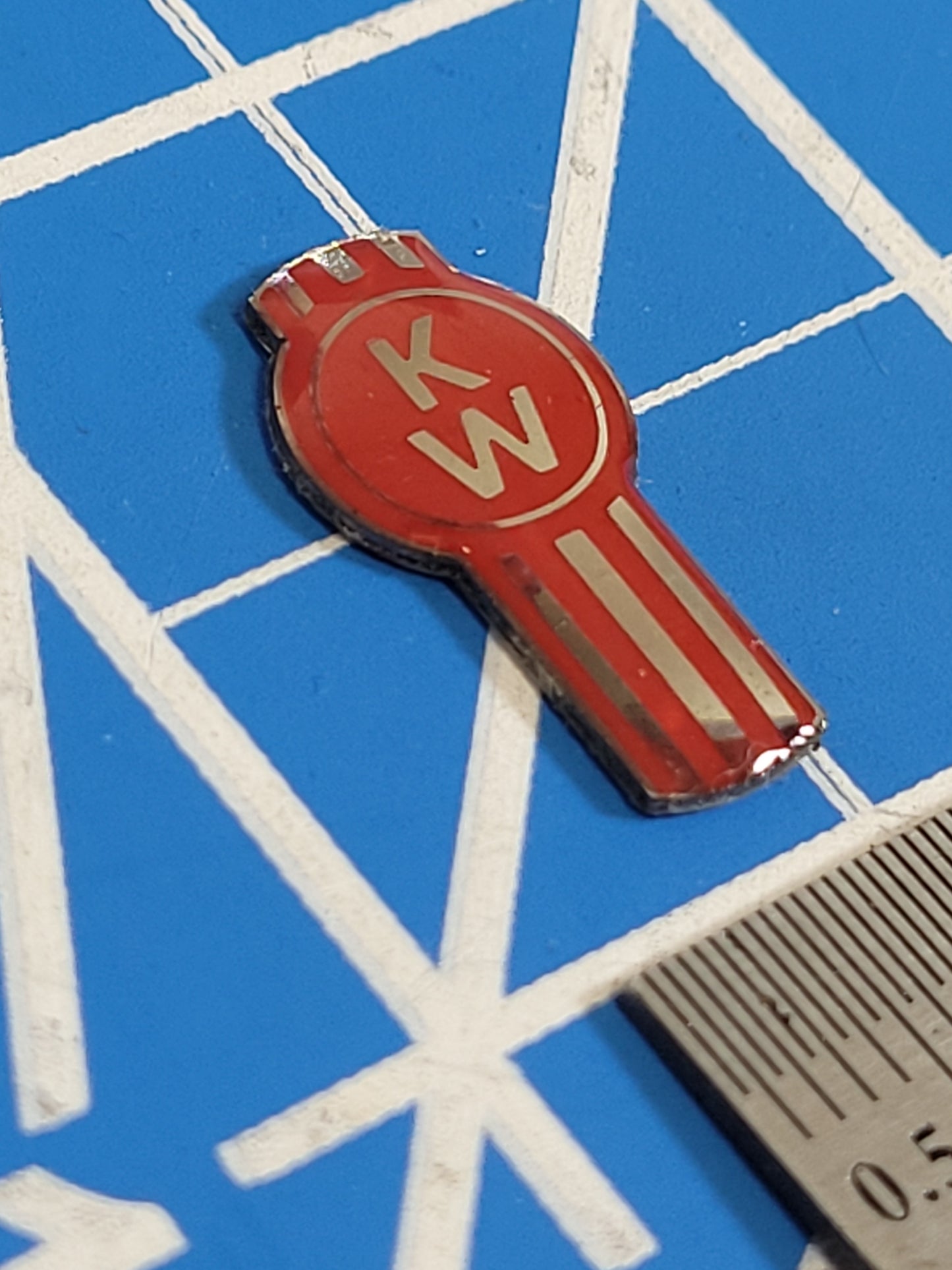 1.8cm Kenworth KW 3D Logo Emblem Sticker for Tamiya Toy R/C 1/14 King Grand Knight Hauler Globeliner Semi Tractor Truck