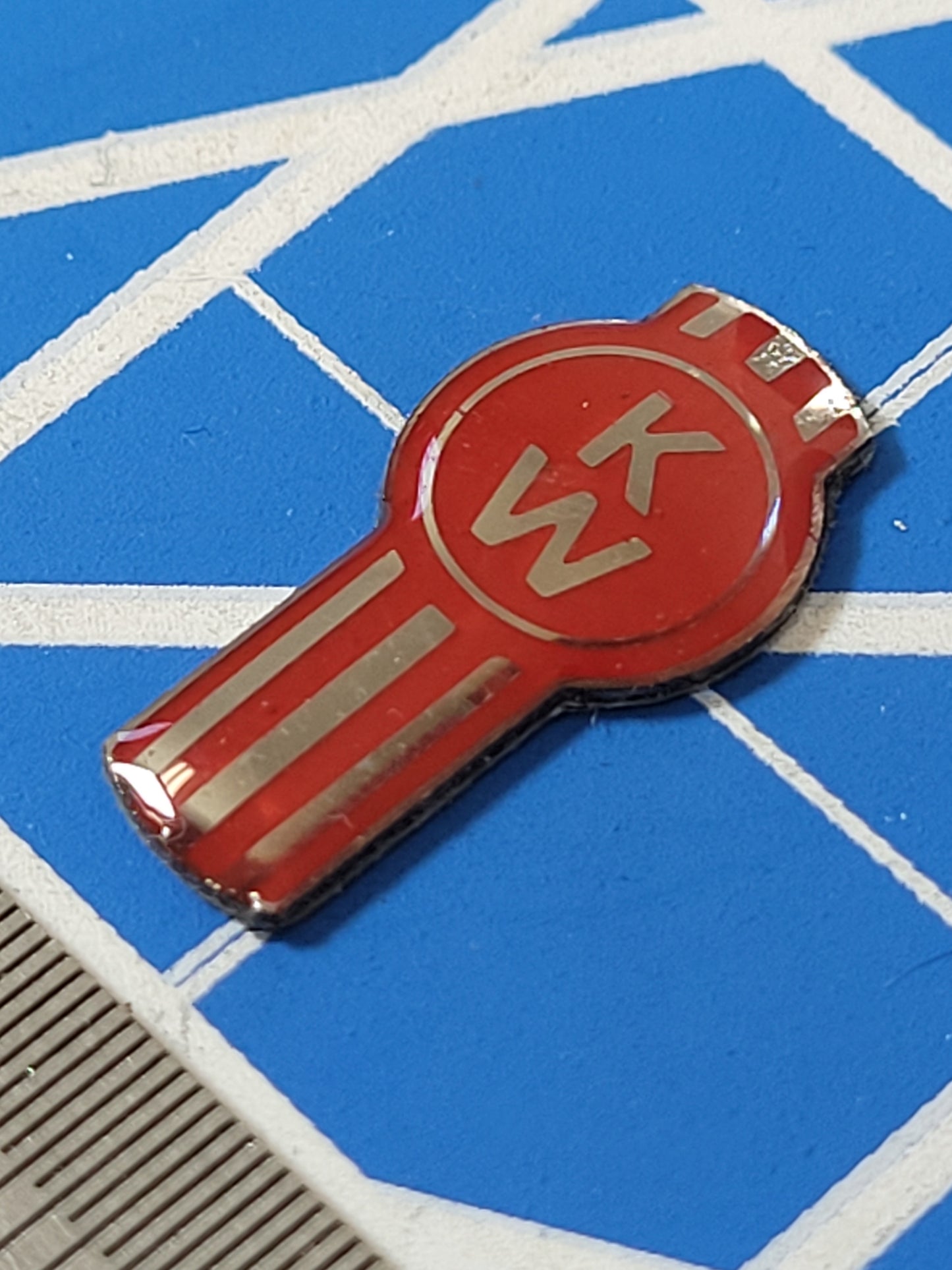 1.8cm Kenworth KW 3D Logo Emblem Sticker for Tamiya Toy R/C 1/14 King Grand Knight Hauler Globeliner Semi Tractor Truck
