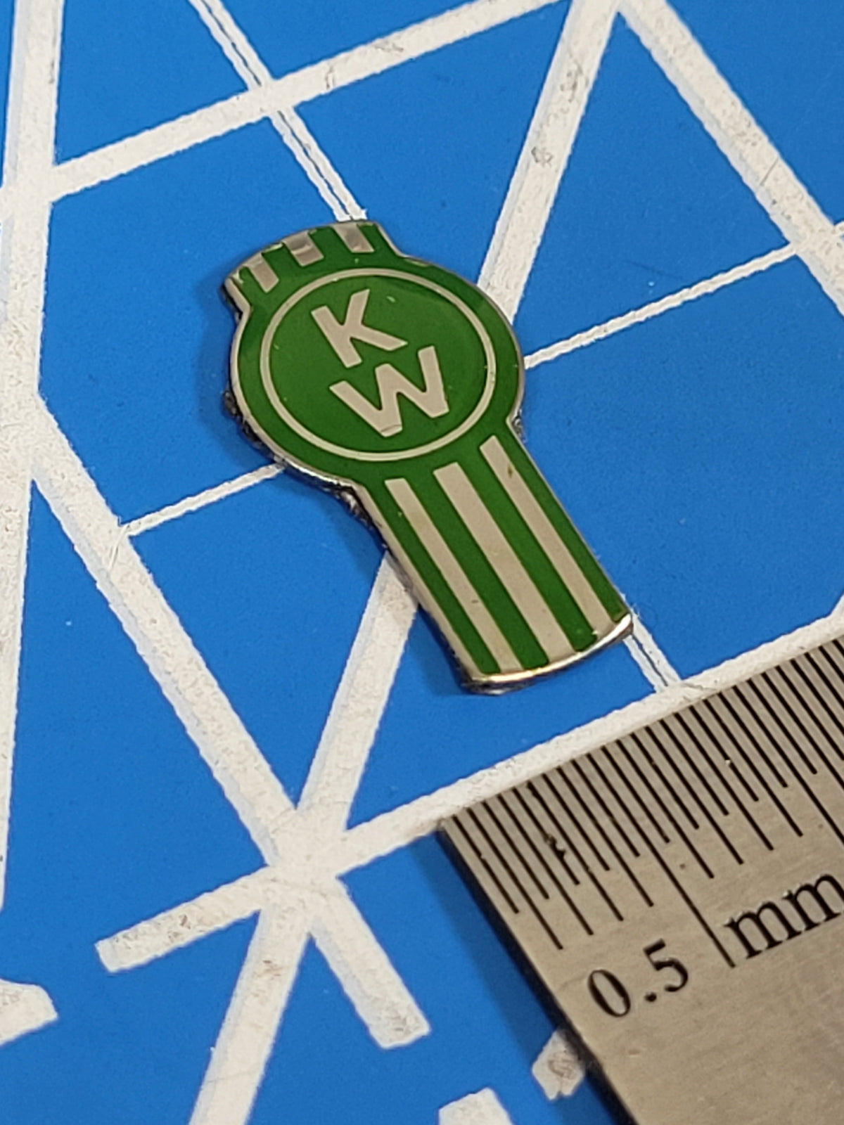 1.8cm Toy Green "KW" Kenworth Logo Emblem Sign Emblem Tamiya R/C 1/14 King Grand Knight Hauler