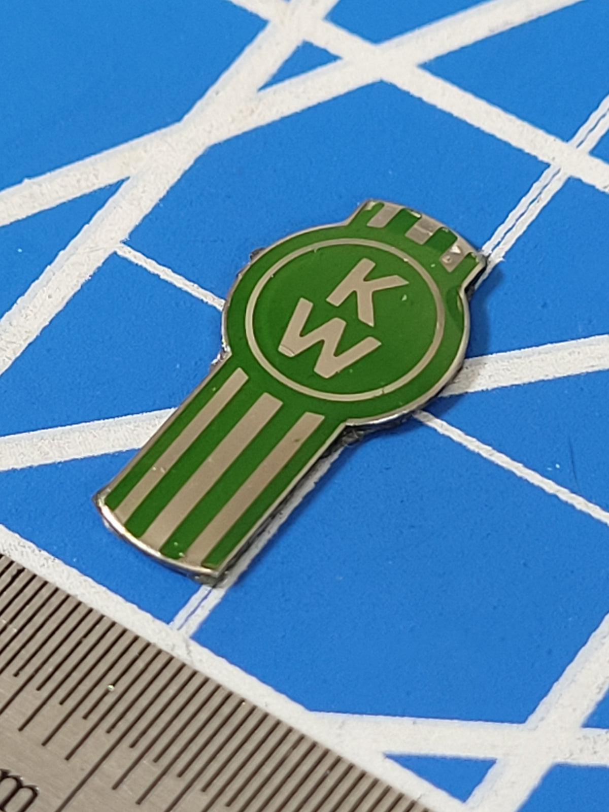 1.8cm Toy Green "KW" Kenworth Logo Emblem Sign Emblem Tamiya R/C 1/14 King Grand Knight Hauler