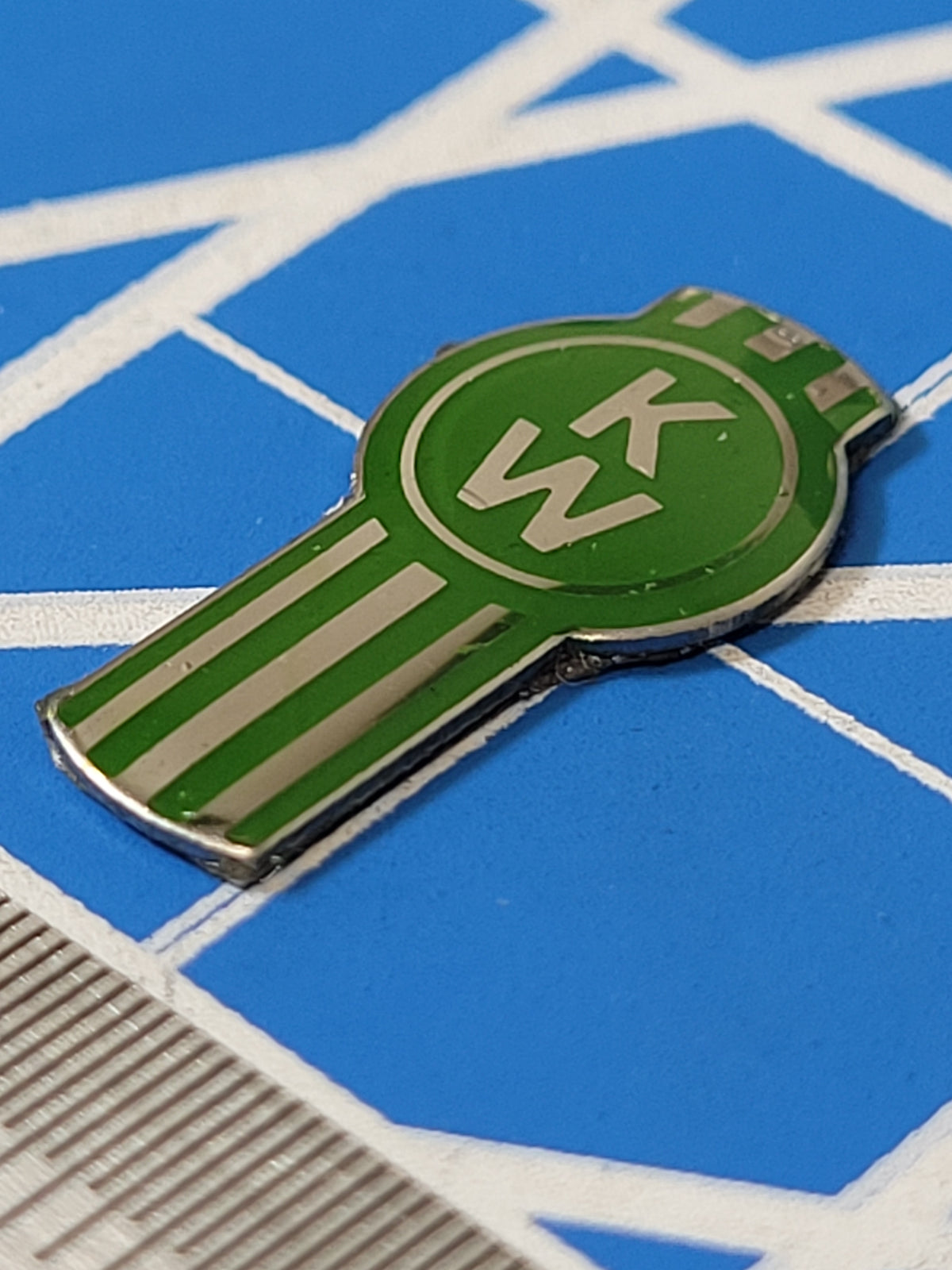 1.8cm Toy Green "KW" Kenworth Logo Emblem Sign Emblem Tamiya R/C 1/14 King Grand Knight Hauler
