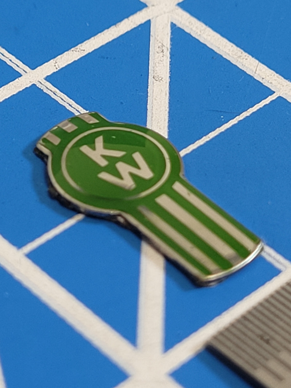 1.8cm Toy Green "KW" Kenworth Logo Emblem Sign Emblem Tamiya R/C 1/14 King Grand Knight Hauler