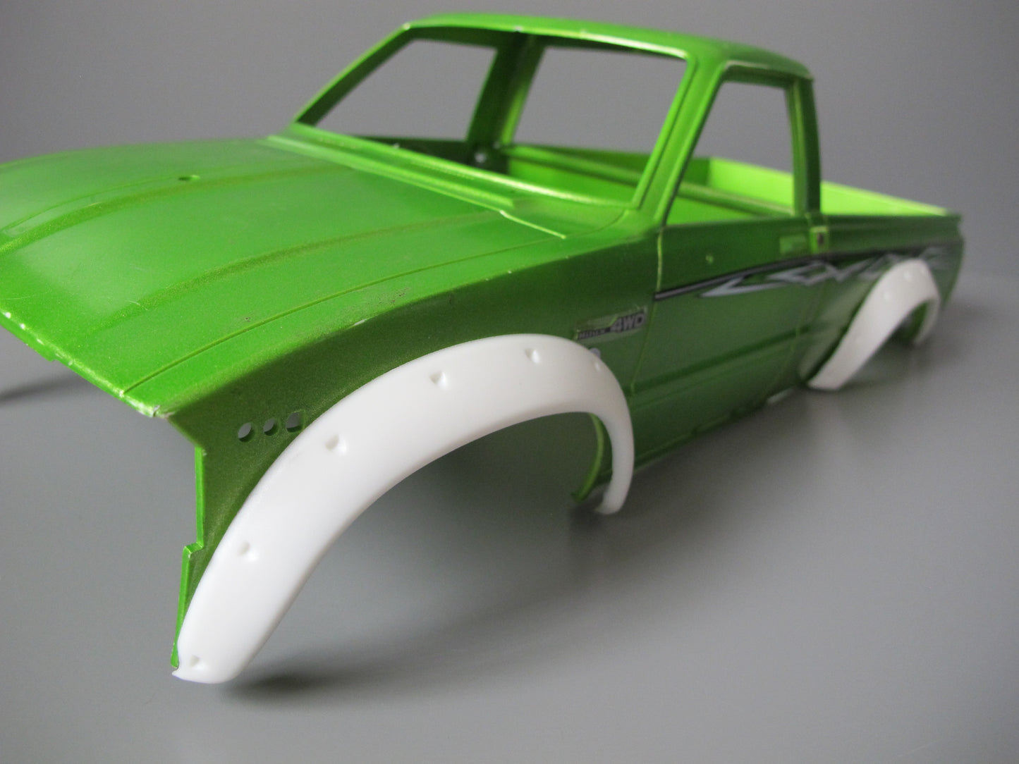 White Rubber Side Fender Flares Set for Tamiya R/C Toy 1/10 Toyota Bruiser Hilux Mountaineer Trailfinder Truck