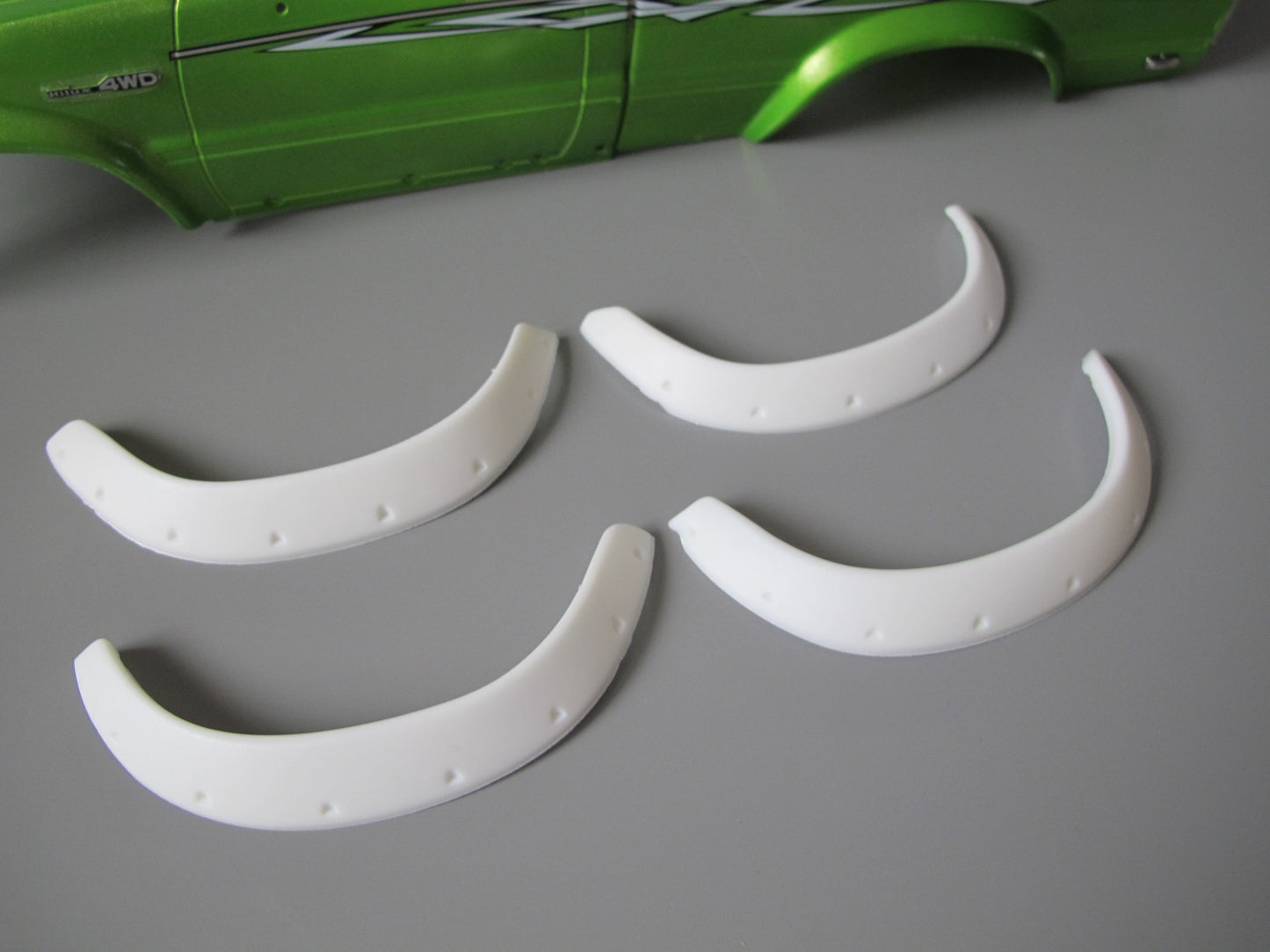 White Rubber Side Fender Flares Set for Tamiya R/C Toy 1/10 Toyota Bruiser Hilux Mountaineer Trailfinder Truck