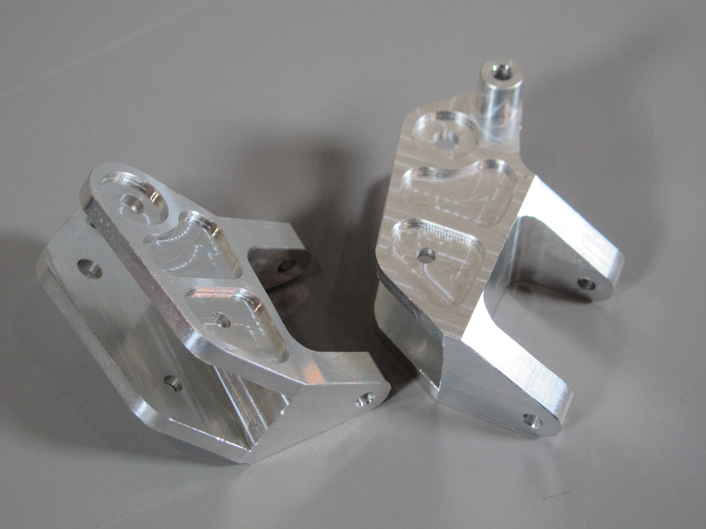 Pair Aluminum Front L/R Side Steering Knuckles for Tamiya R/C 1/10 Monster Beetle Blackfoot Mud Blaster