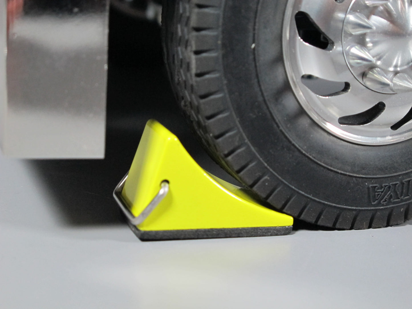 Toy Wheel Rim Tire Chock Stopper for Any Tamiya R/C 1/14 King Hauler Knight Hauler Grand Hauler Trailer Cascadia Aeromax Scania Actros Man