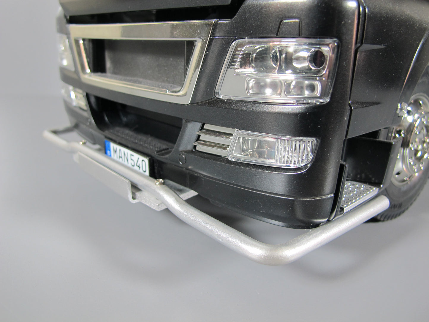 Aluminum Front Lower Bumper Bar Guard for Tamiya R/C 1/14 Semi MAN TGX 26.540 6x4 XLX Tractor Semi Truck