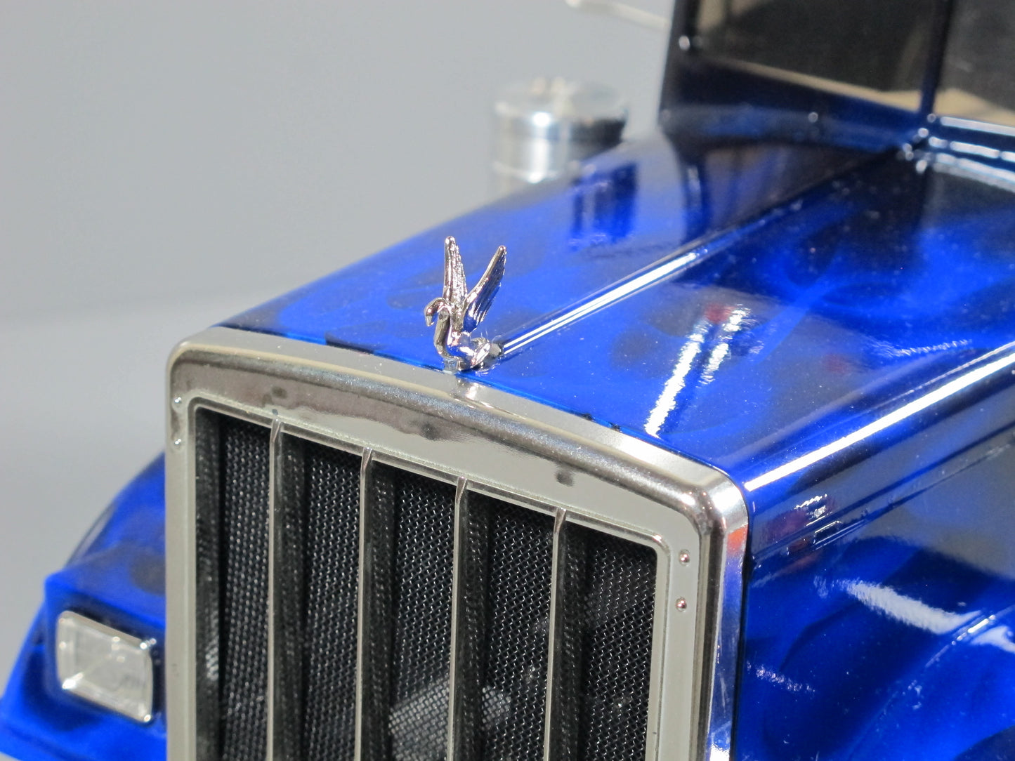 Front Hood 2.4cm Grill Ornament Emblem Swan for Tamiya R/C Toy 1/14 King Hauler Grand Hauler Aeromax Knight Hauler Cascadia Semi Truck