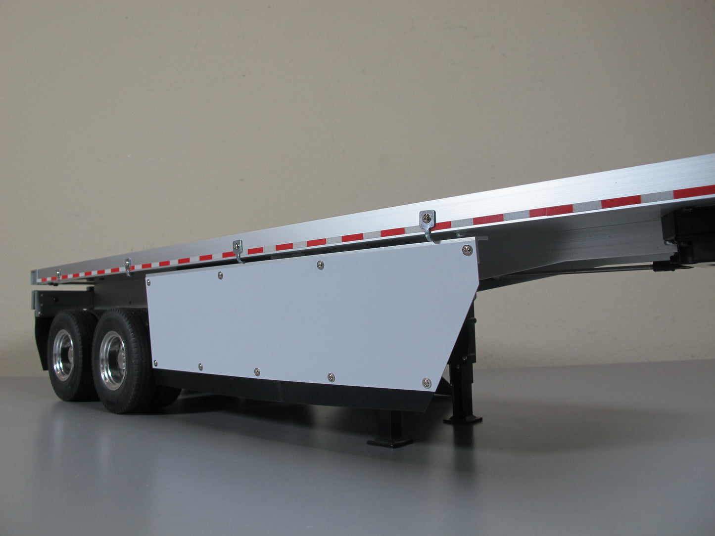 Aluminum Mount Side Protection Plastic + Rubber Flap Guard for Tamiya Toy R/C 1/14 Semi King Hauler Grand Hauler Tractor Flatbed Trailer