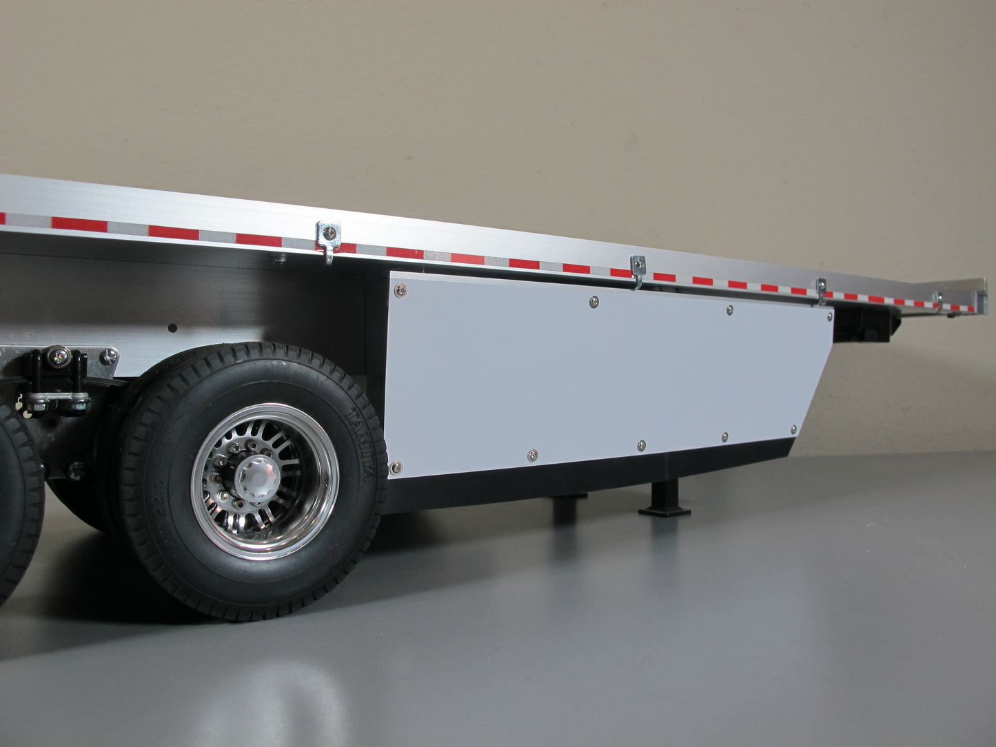 Aluminum Mount Side Protection Plastic + Rubber Flap Guard for Tamiya Toy R/C 1/14 Semi King Hauler Grand Hauler Tractor Flatbed Trailer