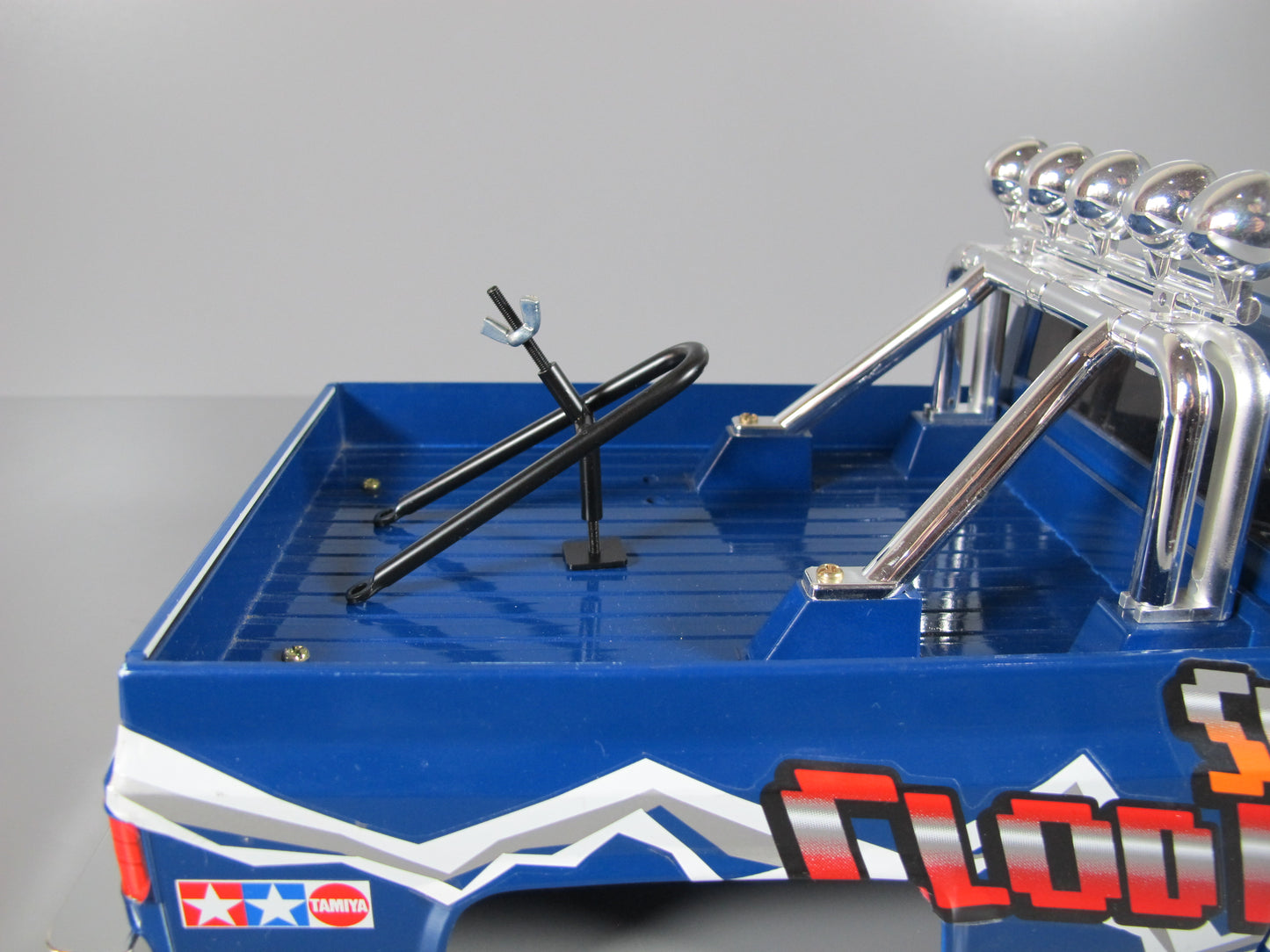 Metal Toy Truck Trunk Bed Mount Spare Tire Rack Stand for R/C Car Truck Tamiya Traxxas Kyosho Axial 1/10 F350 Hilux Tundra Clodbuster Blackfoot