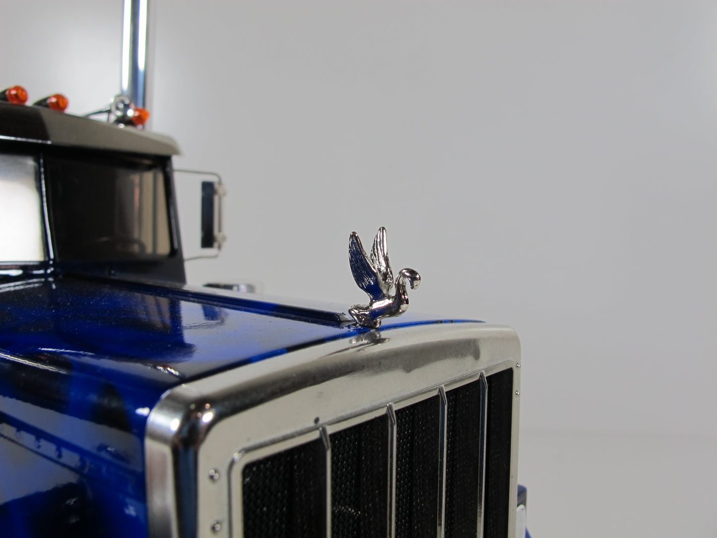 Front Hood 2.4cm Grill Ornament Emblem Swan for Tamiya R/C Toy 1/14 King Hauler Grand Hauler Aeromax Knight Hauler Cascadia Semi Truck