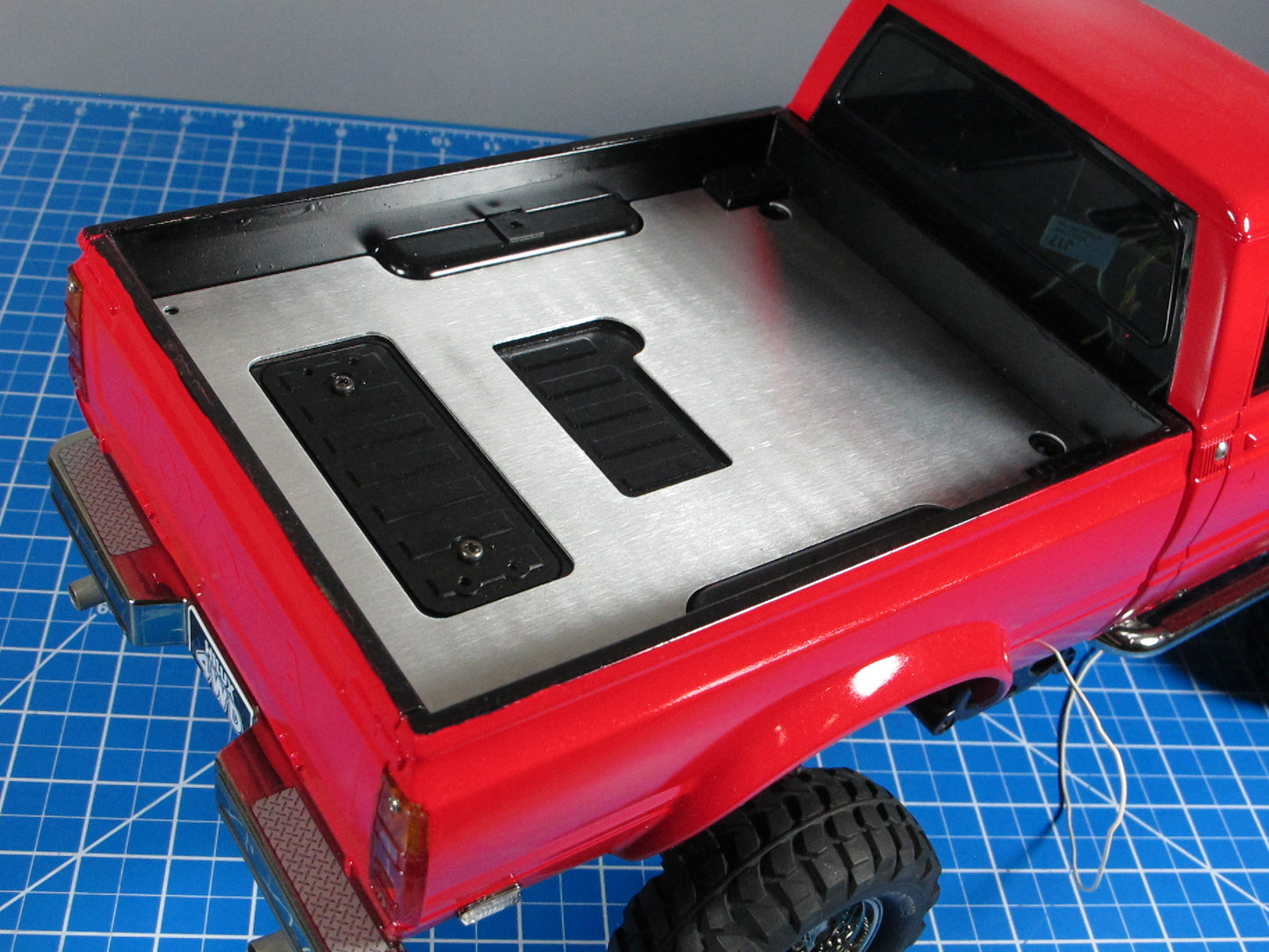 Aluminum Rear Bed Liner Trunk Cover Plate for Tamiya R/C Toy 1/10 Toyota Bruiser Hilux