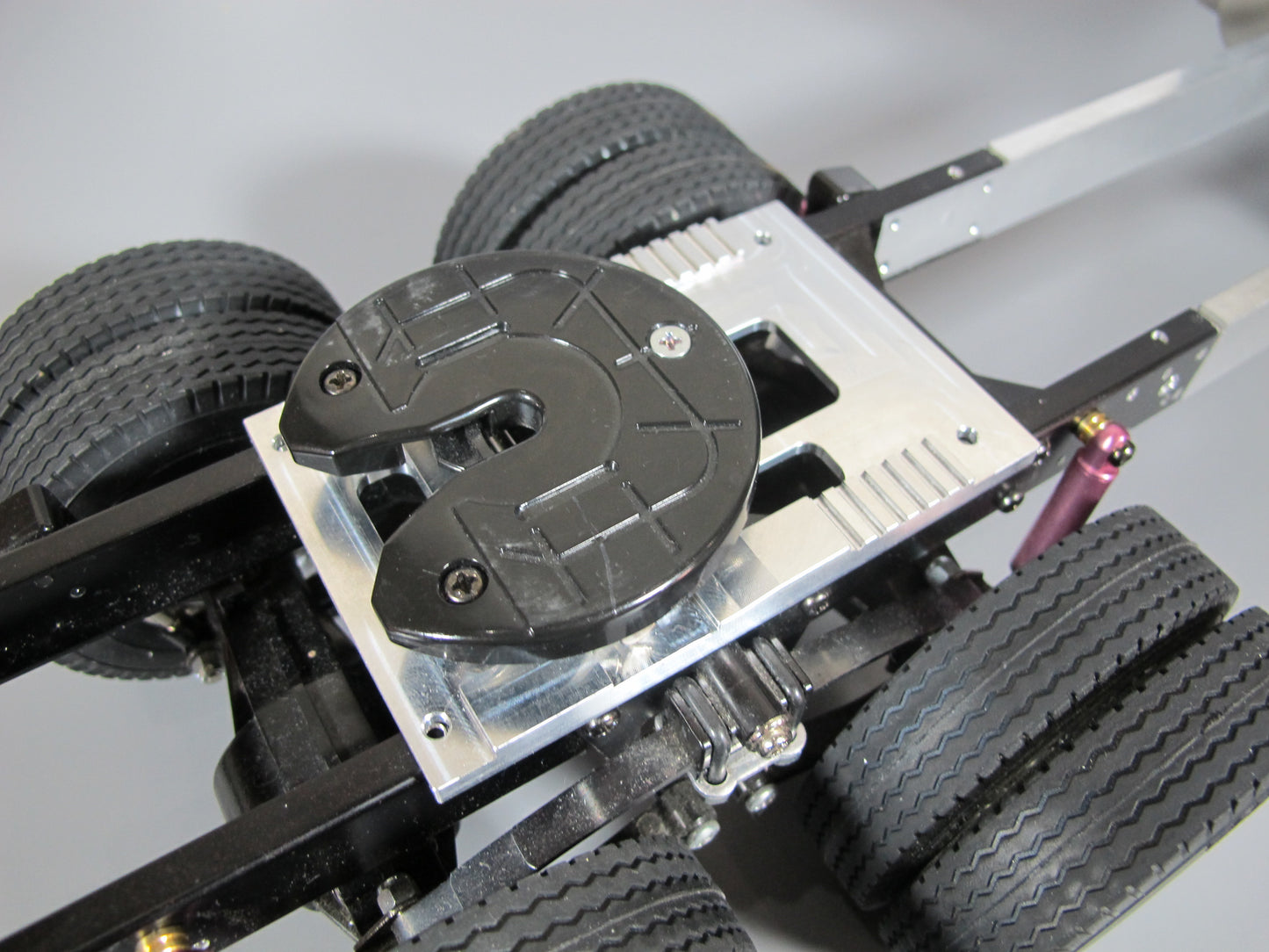 Aluminum 5th Fifth Wheel 3D Coupler Chassis Mount Plate for Tamiya R/C Toy 1/14 King Hauler Knight Hauler Grand Hauler Globeliner Volvo Scania Actrocs Cascadia