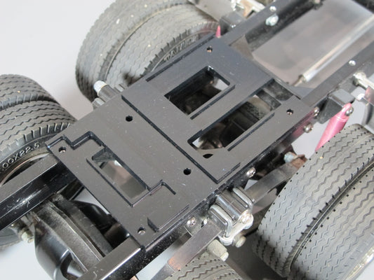 Aluminum Black Color Fifth Wheel Mounting Mount Plate Servo Release Opening for Tamiya 1/14 King Hauler Grand Hauler Knight Hauler Globeliner Aeromax Cascadia Scania Actros Man