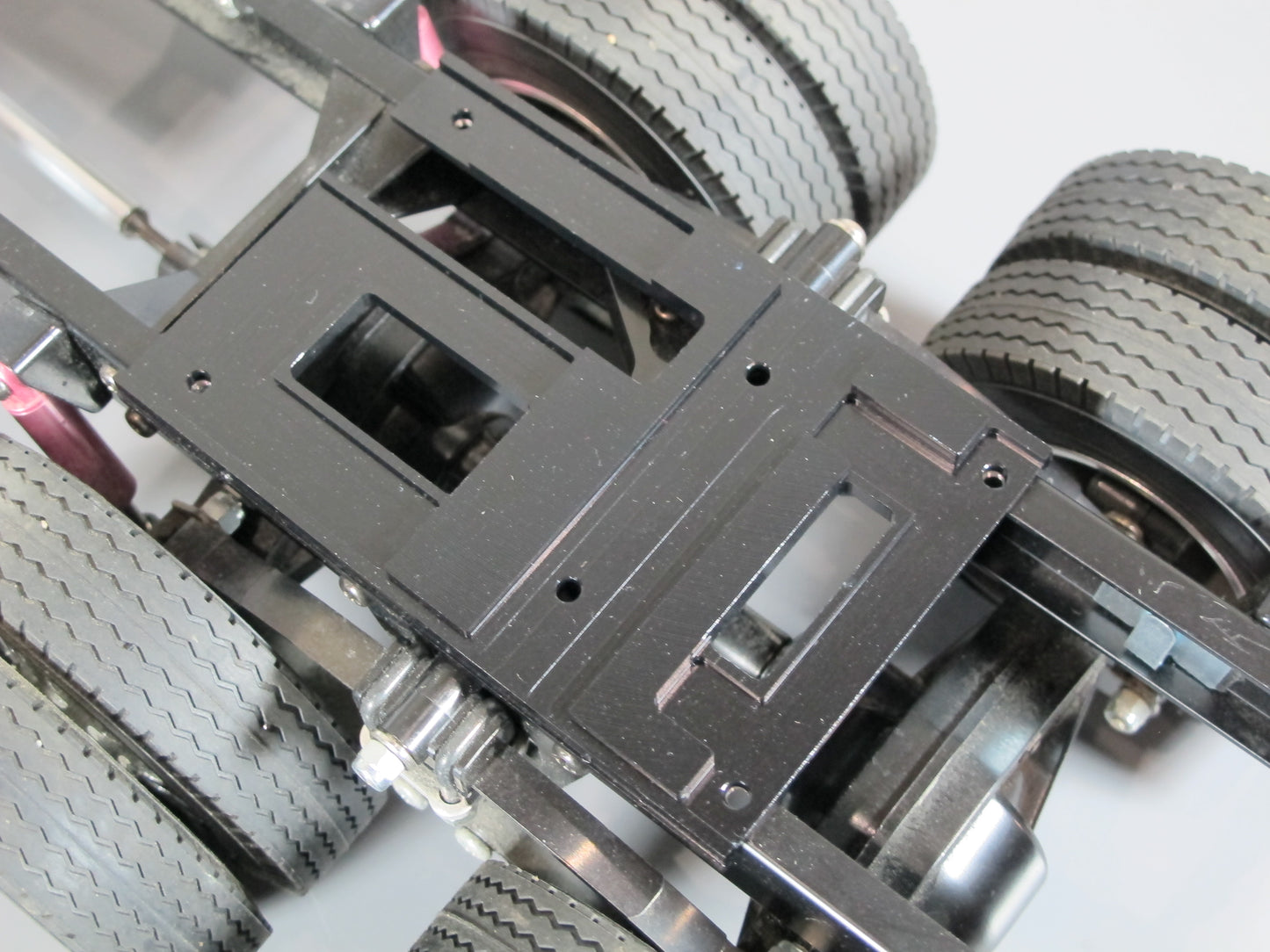 Aluminum Black Color Fifth Wheel Mounting Mount Plate Servo Release Opening for Tamiya 1/14 King Hauler Grand Hauler Knight Hauler Globeliner Aeromax Cascadia Scania Actros Man