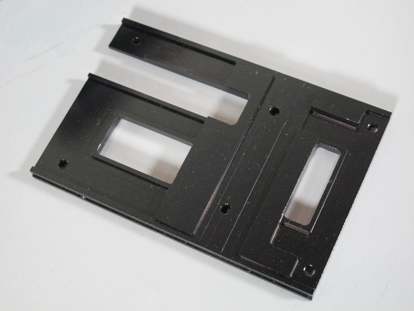 Aluminum Black Color Fifth Wheel Mounting Mount Plate Servo Release Opening for Tamiya 1/14 King Hauler Grand Hauler Knight Hauler Globeliner Aeromax Cascadia Scania Actros Man