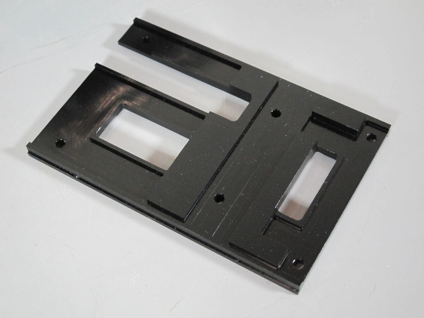 Aluminum Black Color Fifth Wheel Mounting Mount Plate Servo Release Opening for Tamiya 1/14 King Hauler Grand Hauler Knight Hauler Globeliner Aeromax Cascadia Scania Actros Man
