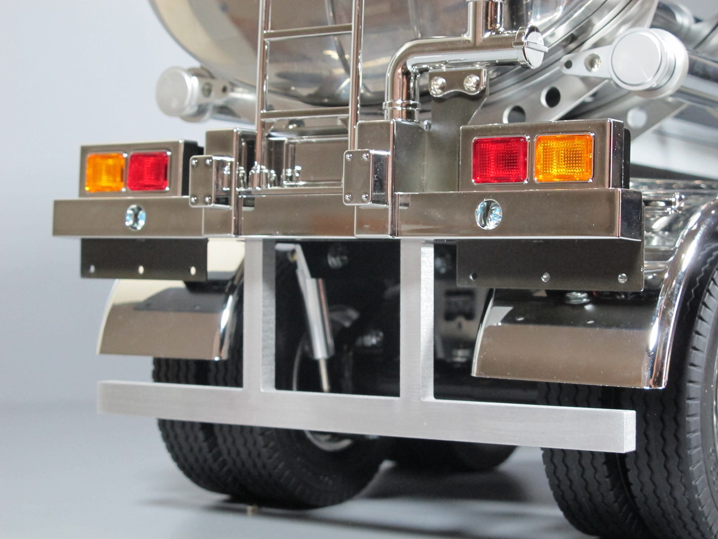 Rear Aluminum Lower Chassis Mount Bumper Protector Bar for Tamiya 1/14 R/C Toy Semi Tank Fuel Box Trailer Flatbed