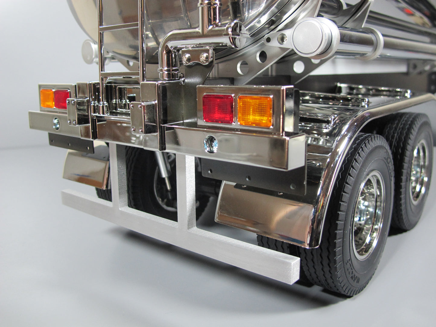 Rear Aluminum Lower Chassis Mount Bumper Protector Bar for Tamiya 1/14 R/C Toy Semi Tank Fuel Box Trailer Flatbed