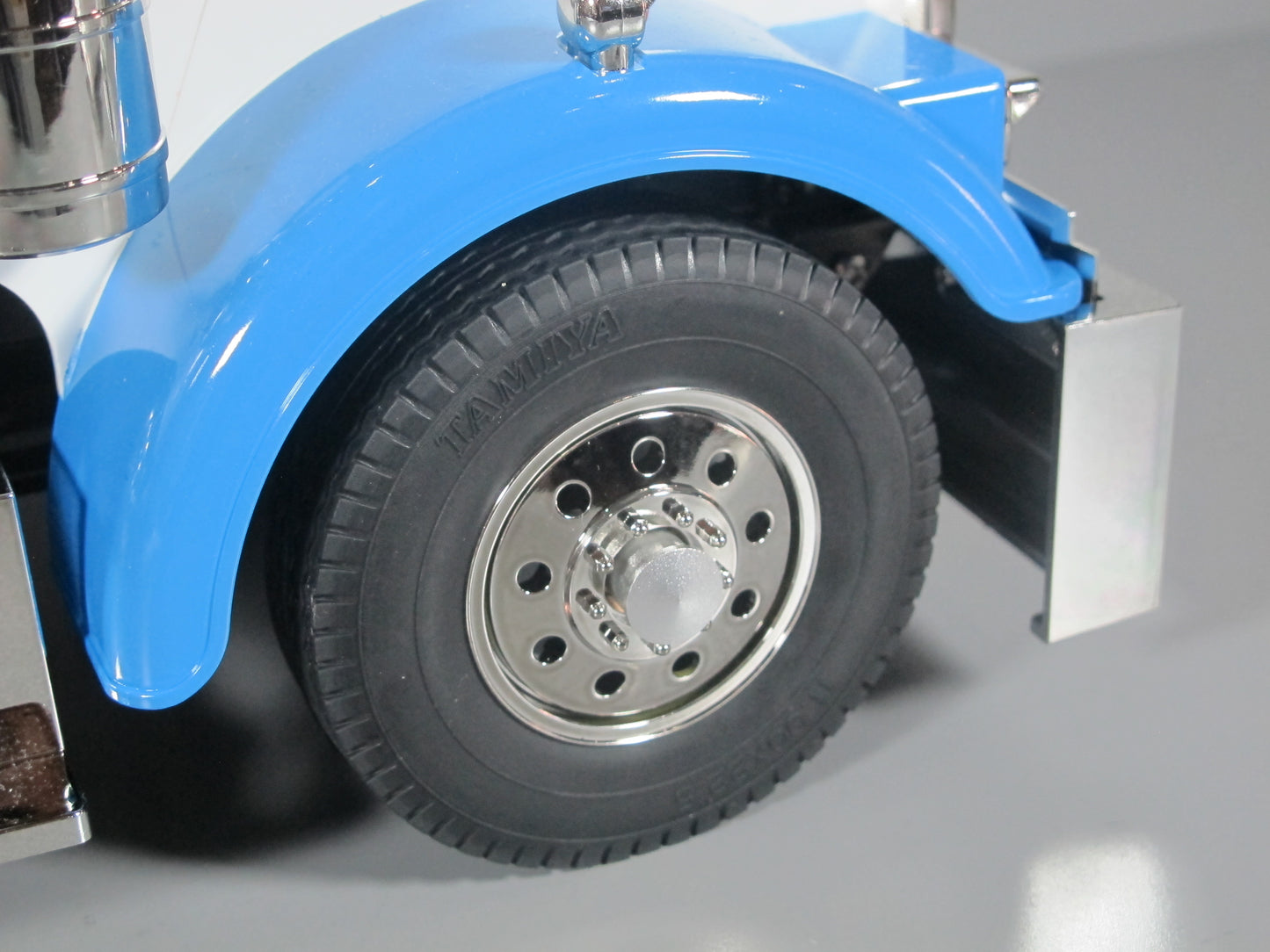 Pair Aluminum Front Hub Wheel Lock Nut for Tamiya 1/14 Globeliner King Hauler Grand Hauler Knight Hauler Scania Actros Volvo
