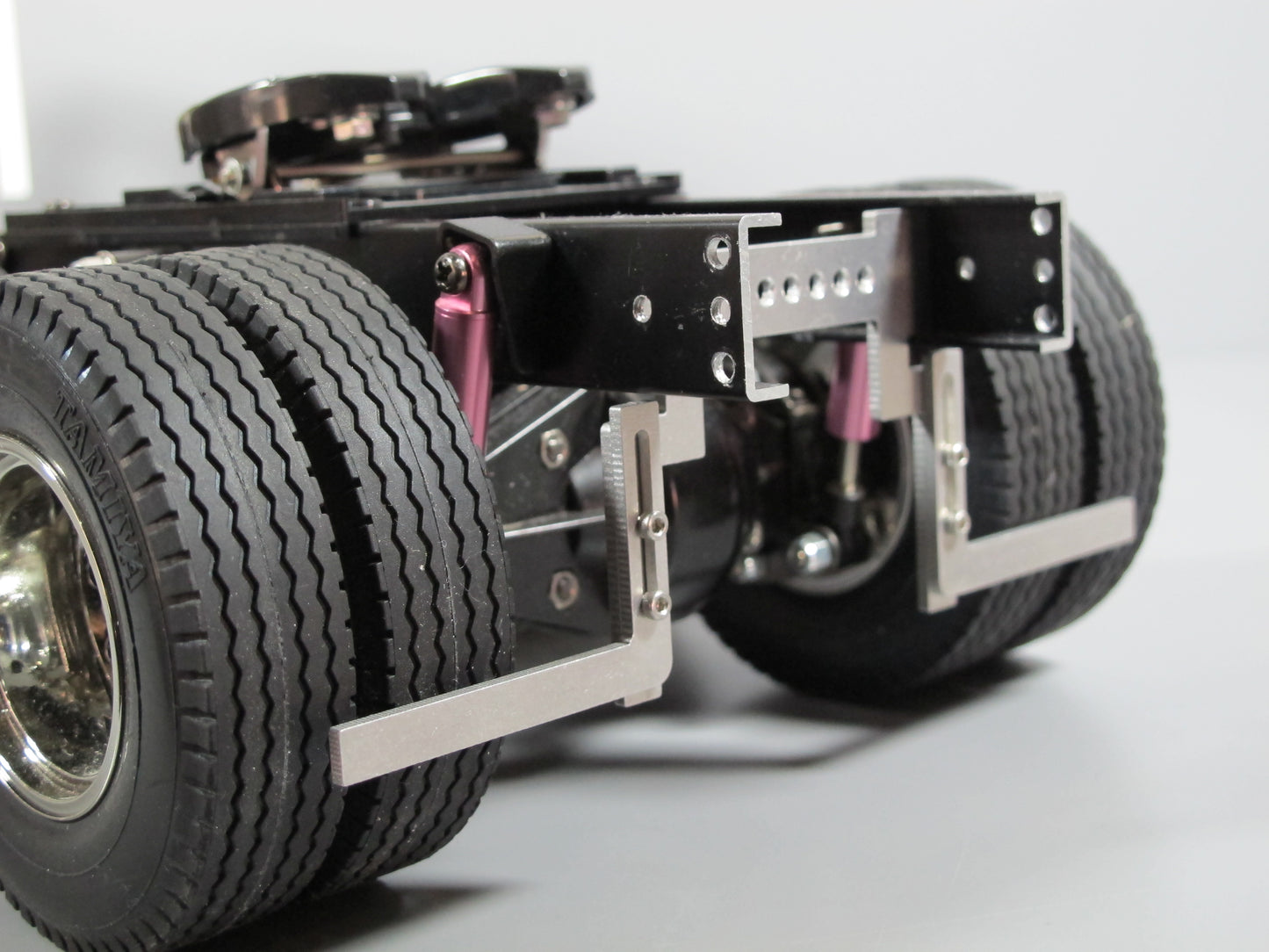 Pair Aluminum Fender Frame Chassis Lower Mount Bracket for Tamiya R/C Toy 1/14 Semi King Hauler Grand Hauler Globeliner