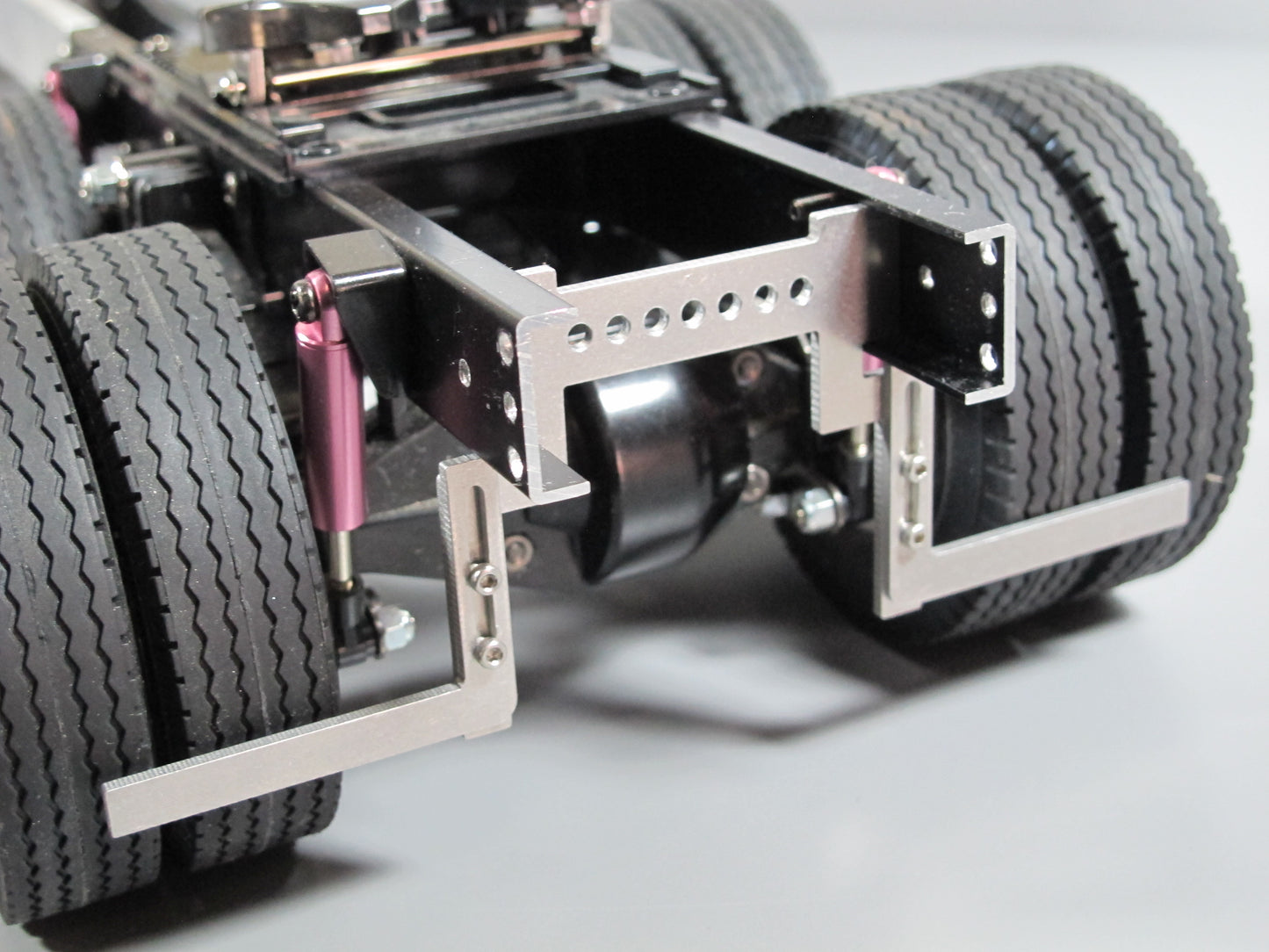Pair Aluminum Fender Frame Chassis Lower Mount Bracket for Tamiya R/C Toy 1/14 Semi King Hauler Grand Hauler Globeliner