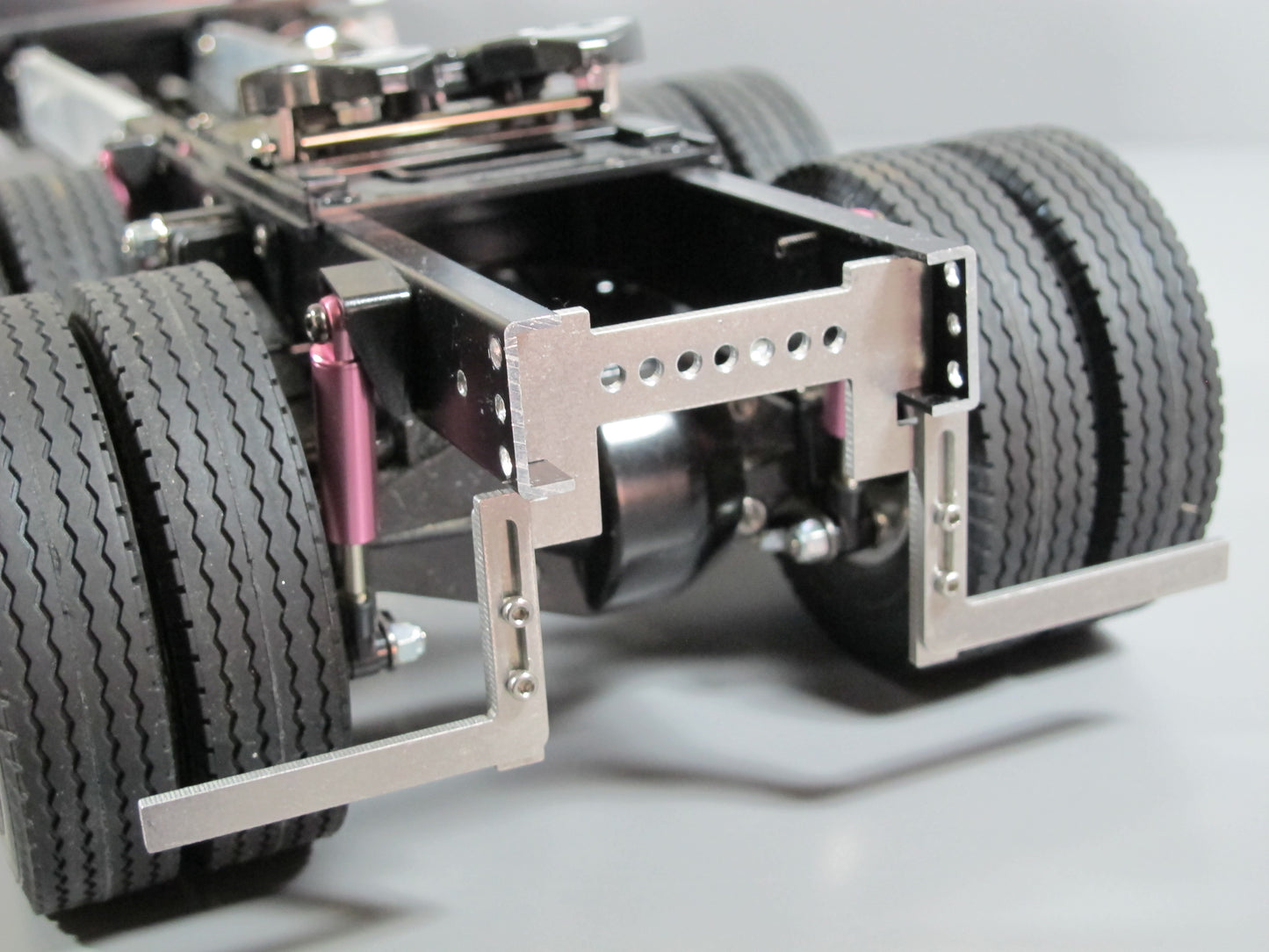 Pair Aluminum Fender Frame Chassis Lower Mount Bracket for Tamiya R/C Toy 1/14 Semi King Hauler Grand Hauler Globeliner