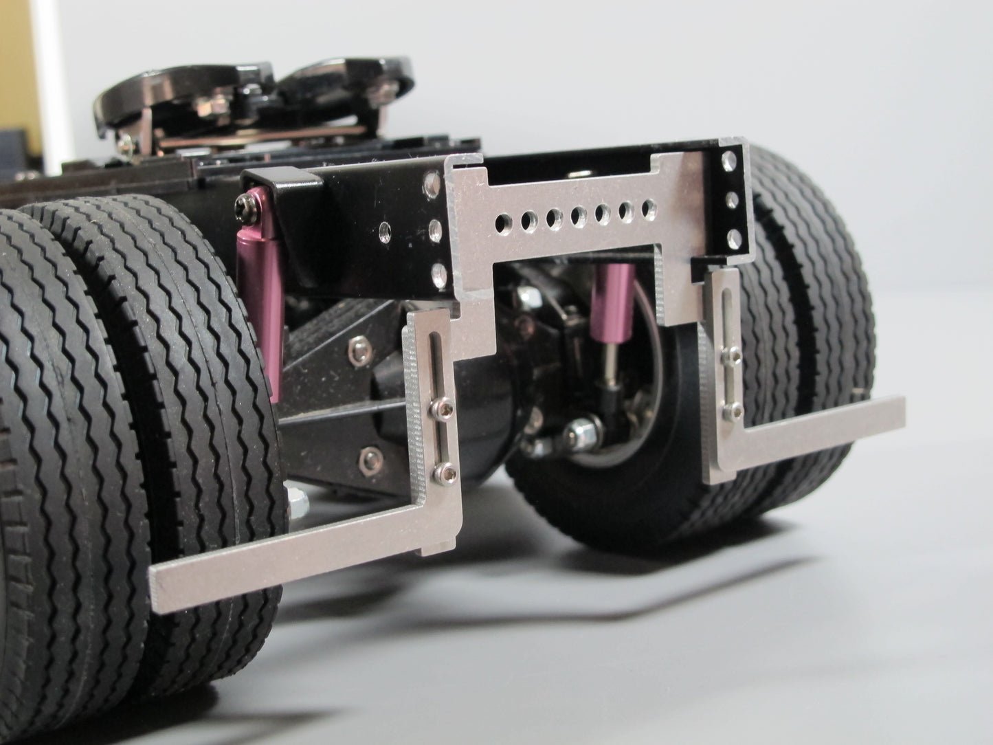 Pair Aluminum Fender Frame Chassis Lower Mount Bracket for Tamiya R/C Toy 1/14 Semi King Hauler Grand Hauler Globeliner