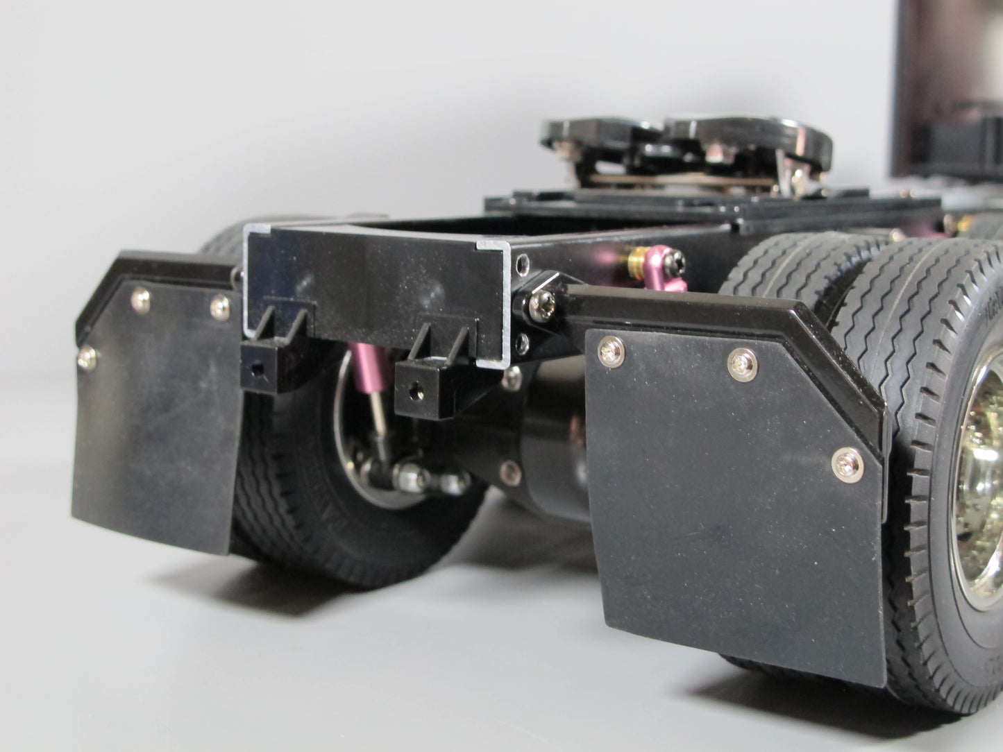 Pair Aluminum Angle Style Hanger with Black Mud Flap Guard for Toy Semi Tamiya R/C 1/14 Globeline King Knight Grand Hauler Cascadia Aeromax