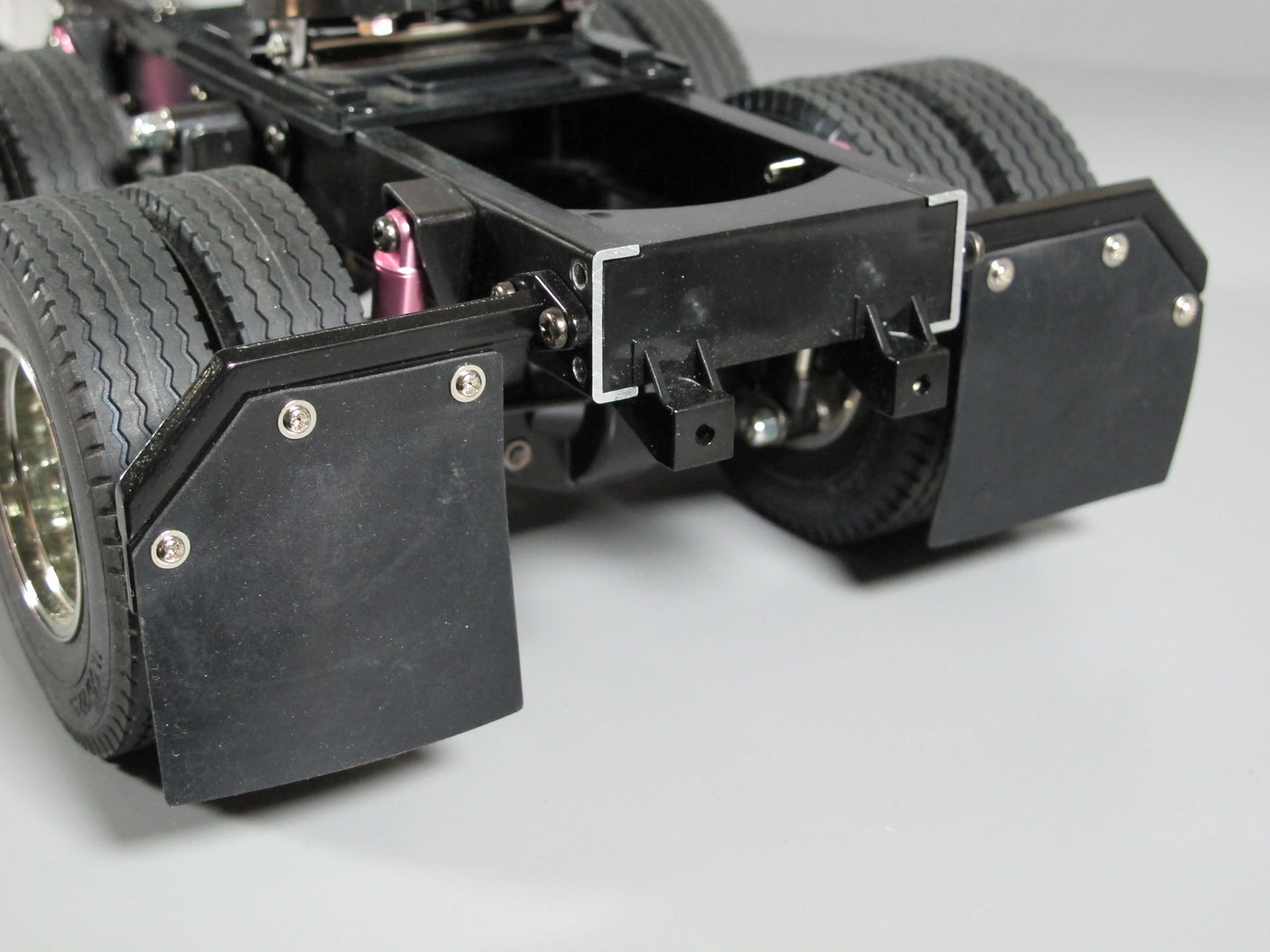 Pair Aluminum Angle Style Hanger with Black Mud Flap Guard for Toy Semi Tamiya R/C 1/14 Globeline King Knight Grand Hauler Cascadia Aeromax