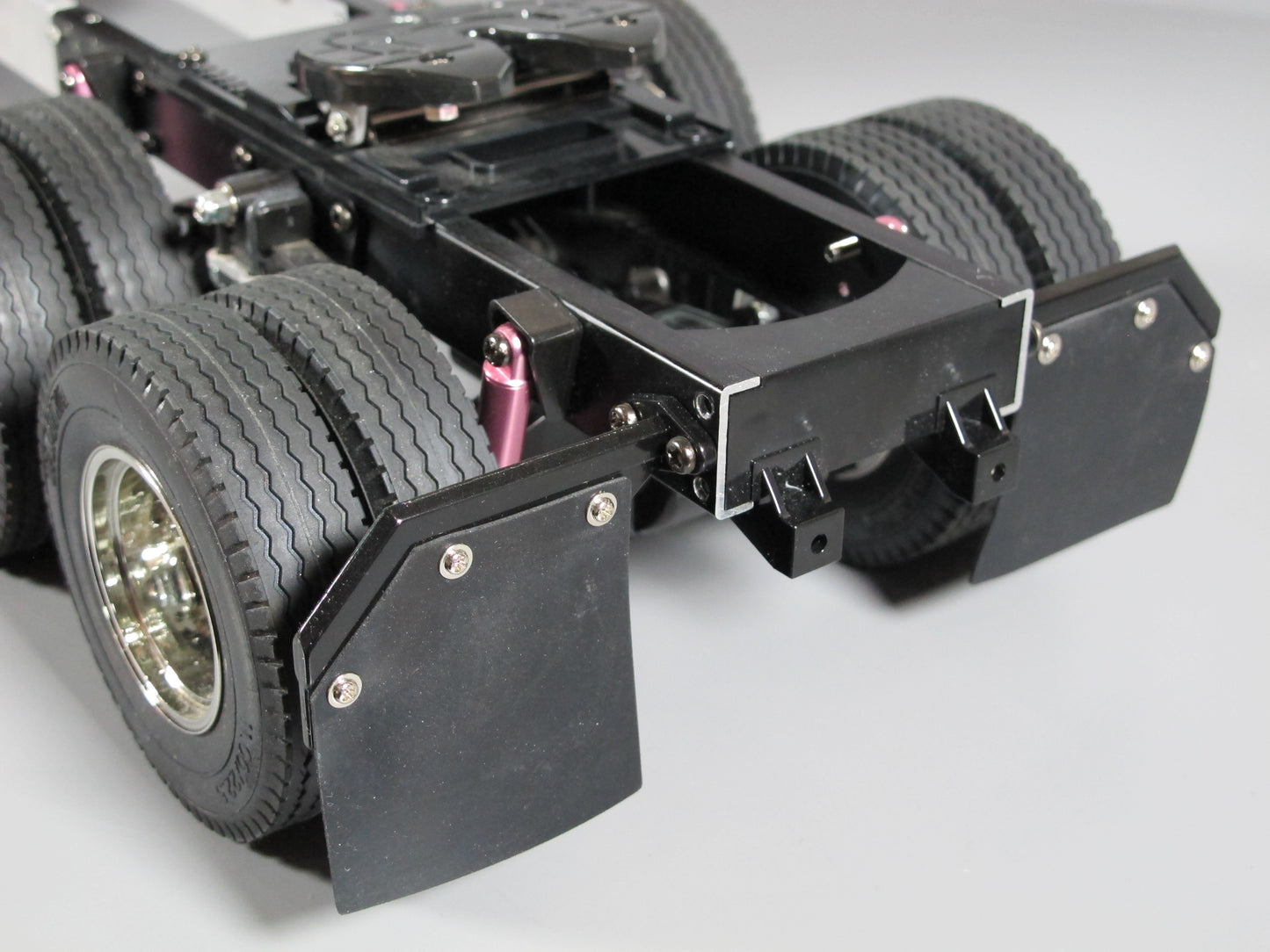 Pair Aluminum Angle Style Hanger with Black Mud Flap Guard for Toy Semi Tamiya R/C 1/14 Globeline King Knight Grand Hauler Cascadia Aeromax