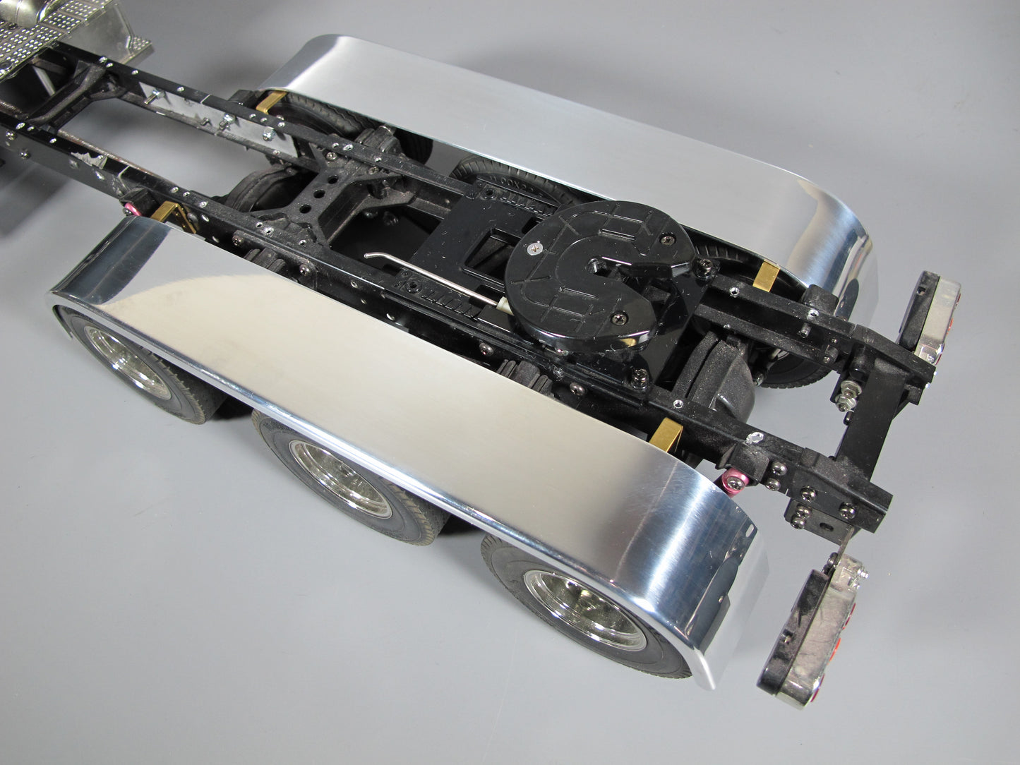 Pair Aluminum Rear Tri Axle Fender Cover + Mount for Tamiya Toy R/C 1/14 King Hauler Grand Hauler Knight Hauler Cascadia Aeromax Semi Truck