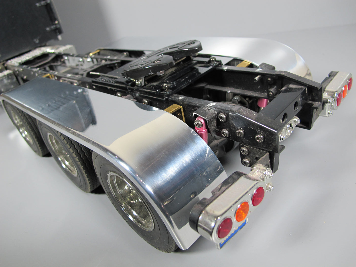Pair Aluminum Rear Tri Axle Fender Cover + Mount for Tamiya Toy R/C 1/14 King Hauler Grand Hauler Knight Hauler Cascadia Aeromax Semi Truck