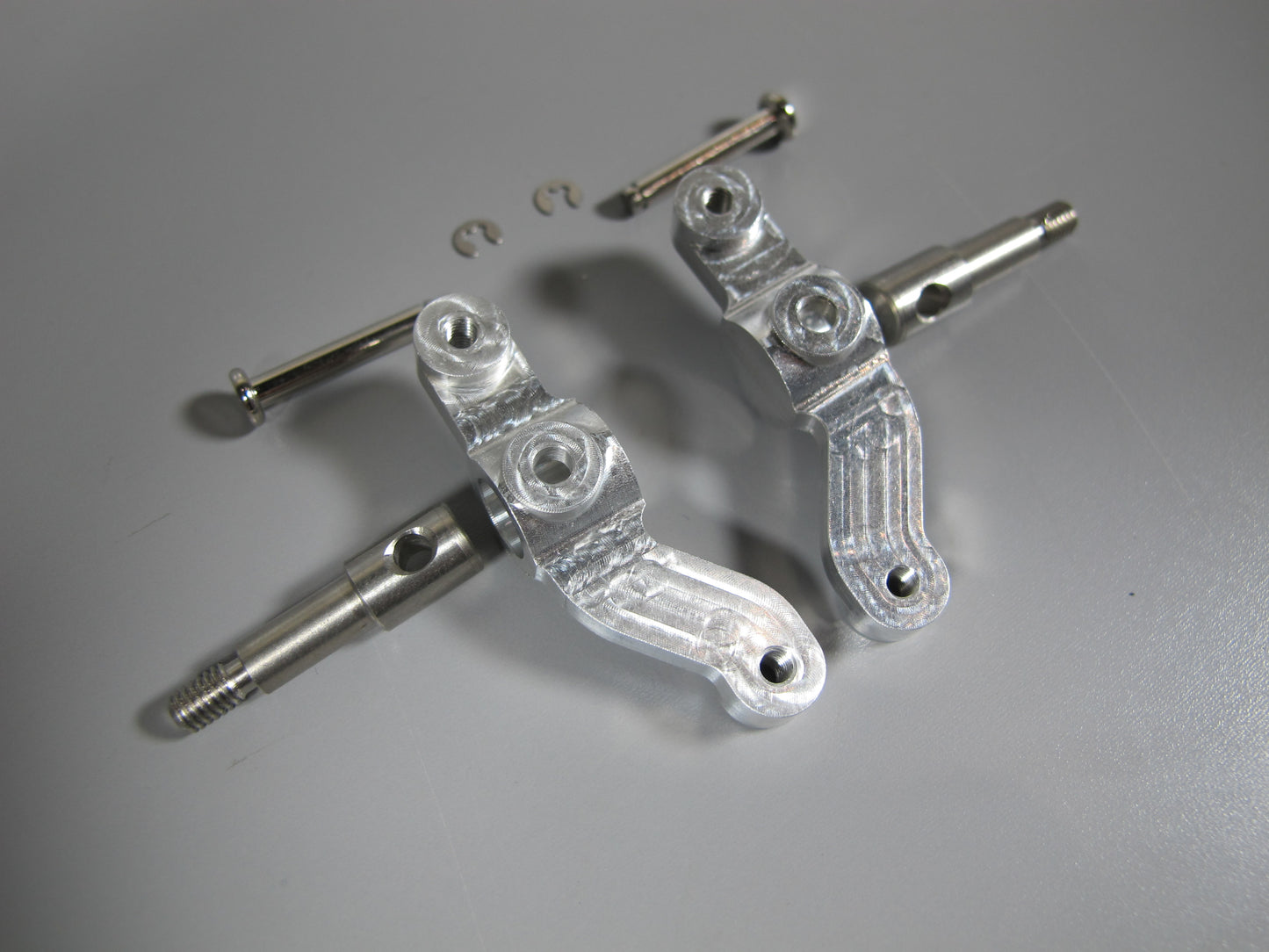 Pair Aluminum Steering Knuckle Arm Upright Spin Shaft for Tamiya 1/14 King Hauler Knight Hauler Grand hauler Globeliner Scania Cascadia