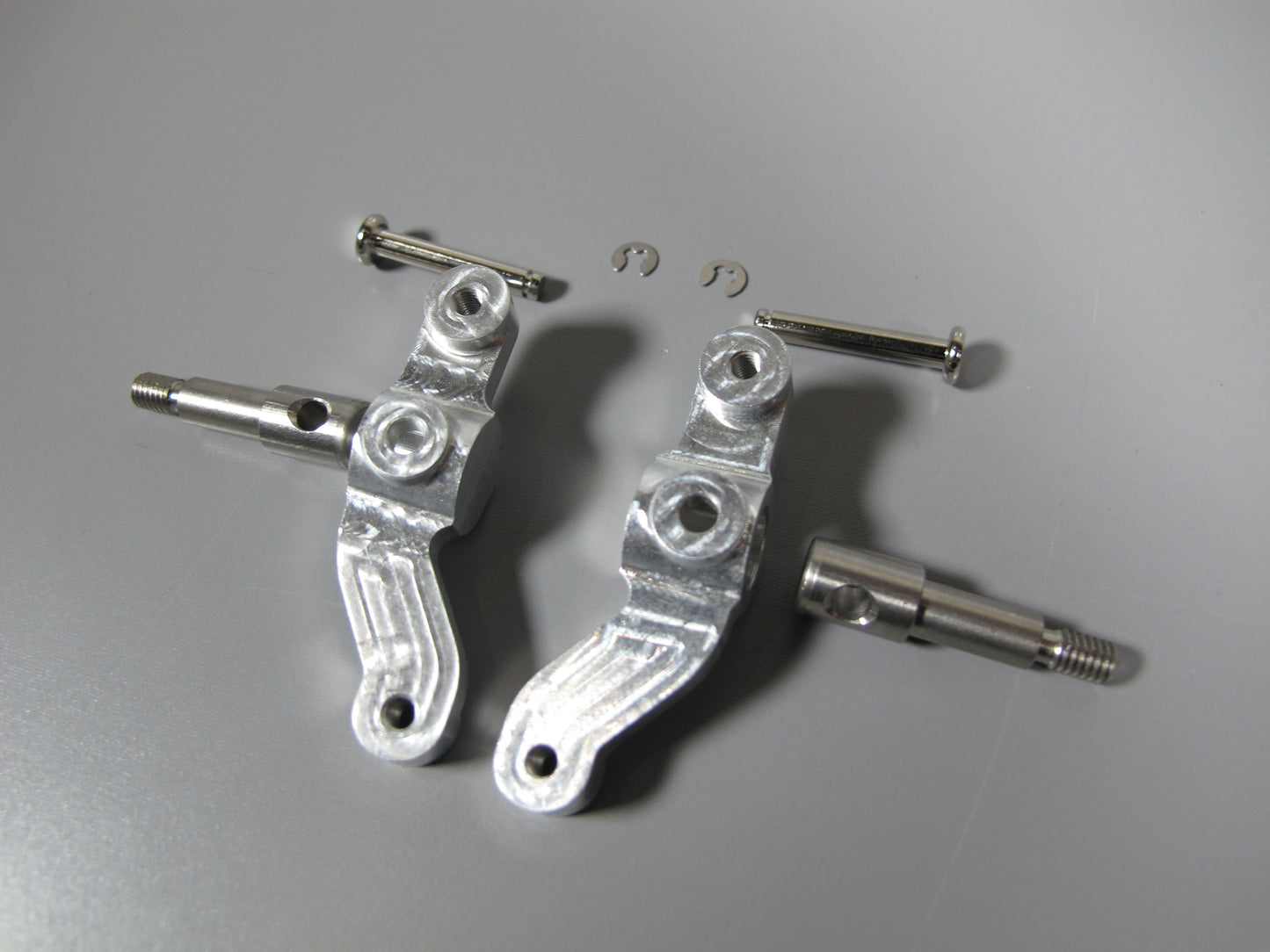 Pair Aluminum Steering Knuckle Arm Upright Spin Shaft for Tamiya 1/14 King Hauler Knight Hauler Grand hauler Globeliner Scania Cascadia
