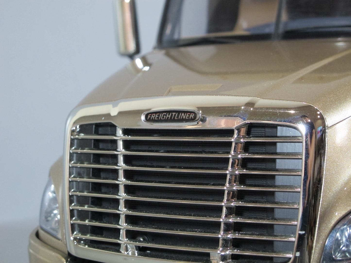 1pc 2.5cm "Freightliner" Logo Emblem Sign for Tamiya RC 1/14 King Hauler Grand Hauler Knight Hauler Globeliner Aeromax Cascadia