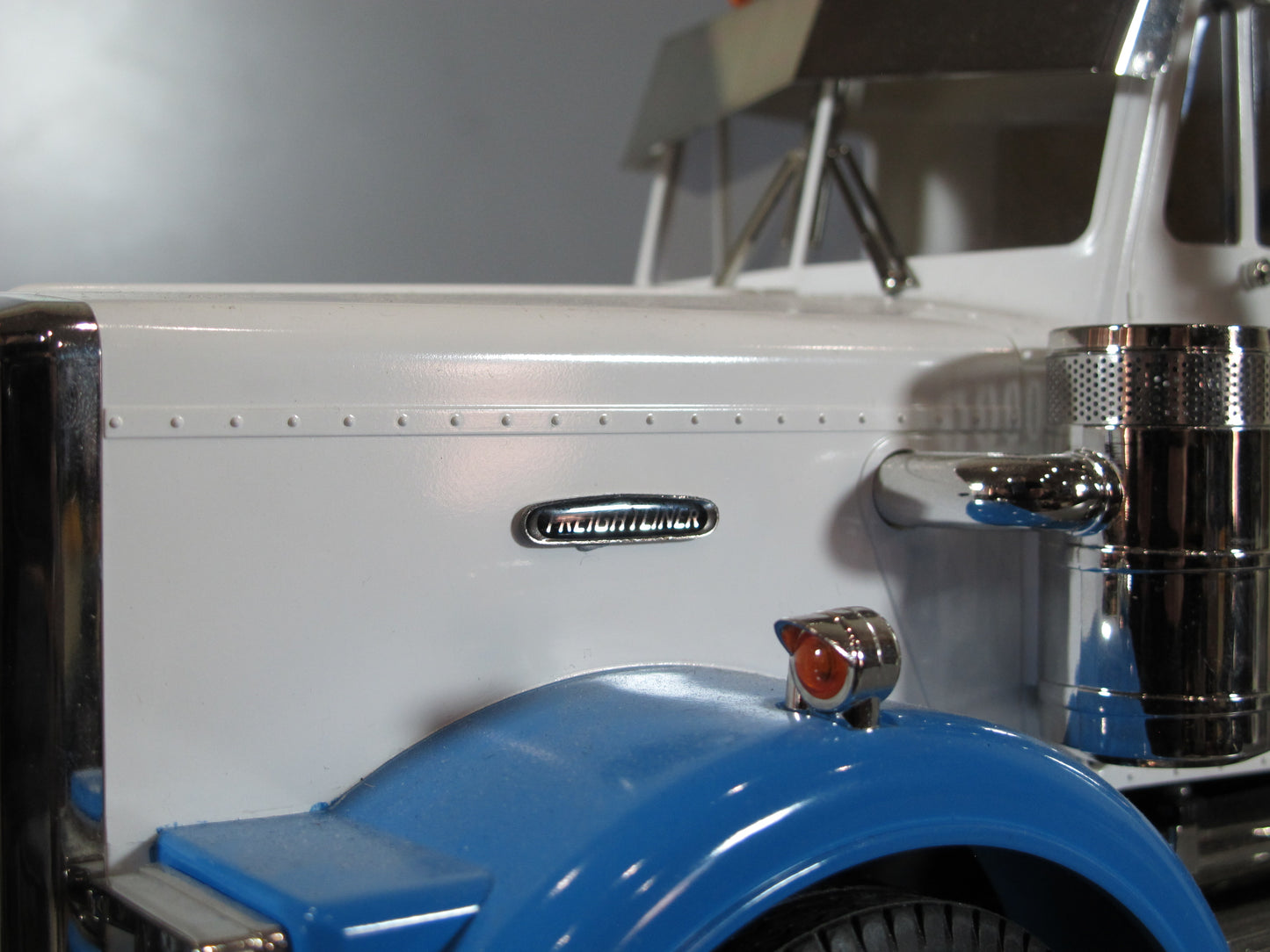 1pc 2.5cm "Freightliner" Logo Emblem Sign for Tamiya RC 1/14 King Hauler Grand Hauler Knight Hauler Globeliner Aeromax Cascadia