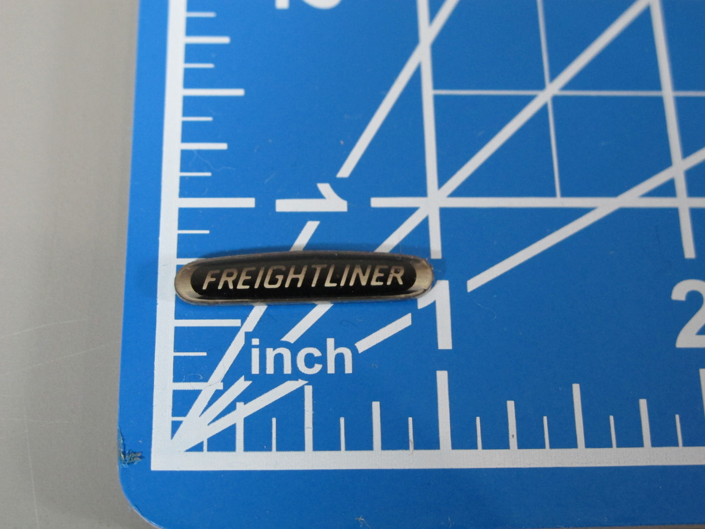 1pc 2.5cm "Freightliner" Logo Emblem Sign for Tamiya RC 1/14 King Hauler Grand Hauler Knight Hauler Globeliner Aeromax Cascadia