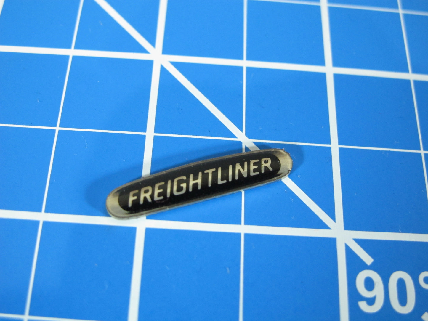 1pc 2.5cm "Freightliner" Logo Emblem Sign for Tamiya RC 1/14 King Hauler Grand Hauler Knight Hauler Globeliner Aeromax Cascadia