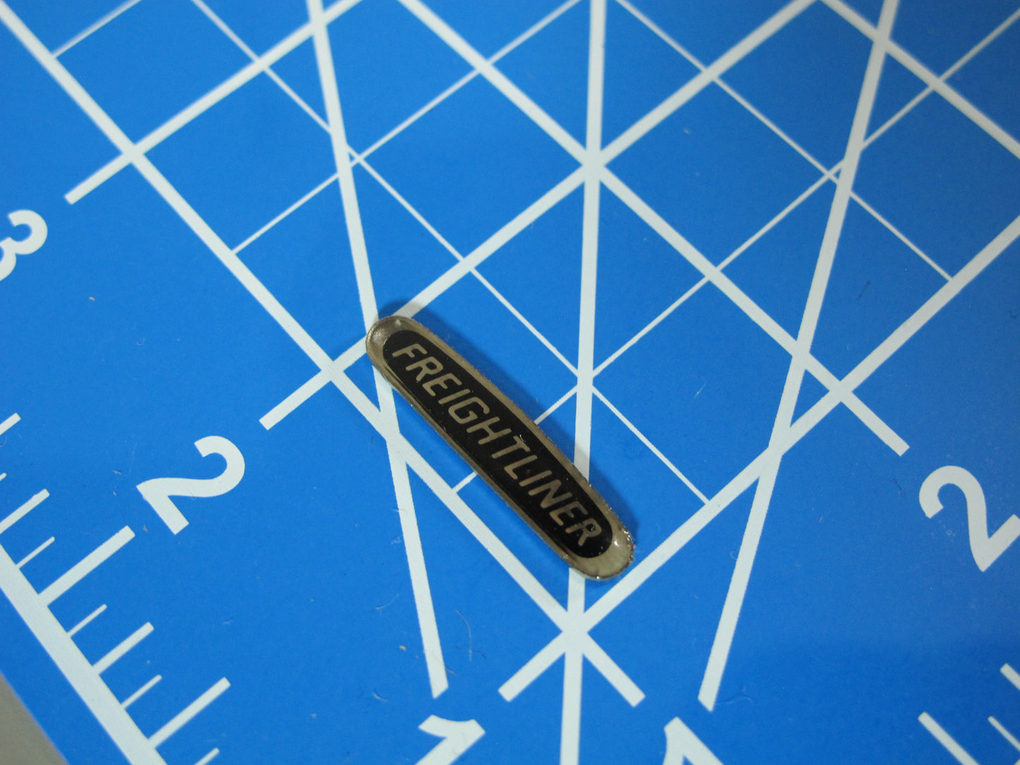 1pc 2.5cm "Freightliner" Logo Emblem Sign for Tamiya RC 1/14 King Hauler Grand Hauler Knight Hauler Globeliner Aeromax Cascadia