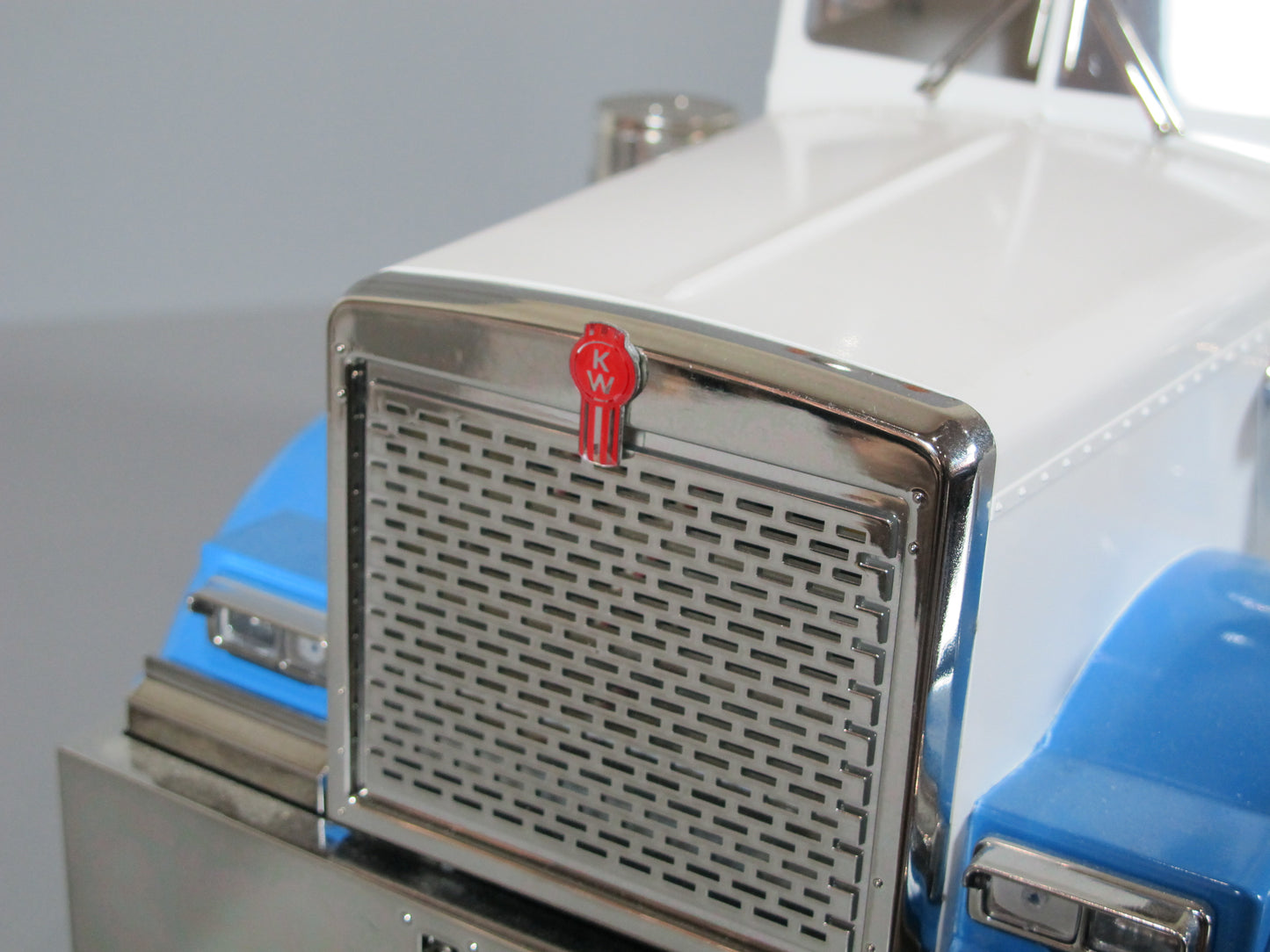 1.8cm Kenworth KW 3D Logo Emblem Sticker for Tamiya Toy R/C 1/14 King Grand Knight Hauler Globeliner Semi Tractor Truck